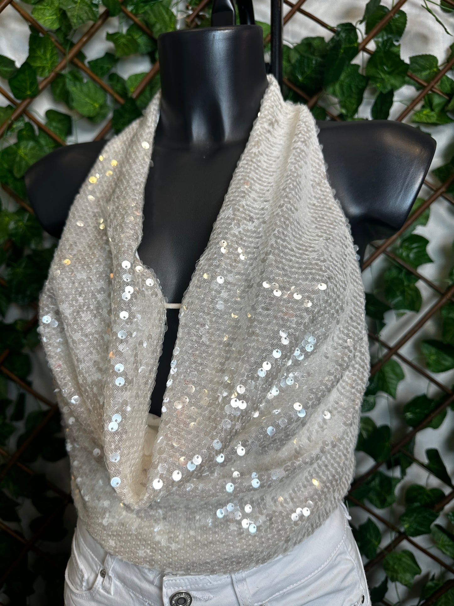 Top in paillettes con la scollatura profonda e la schiena scoperta