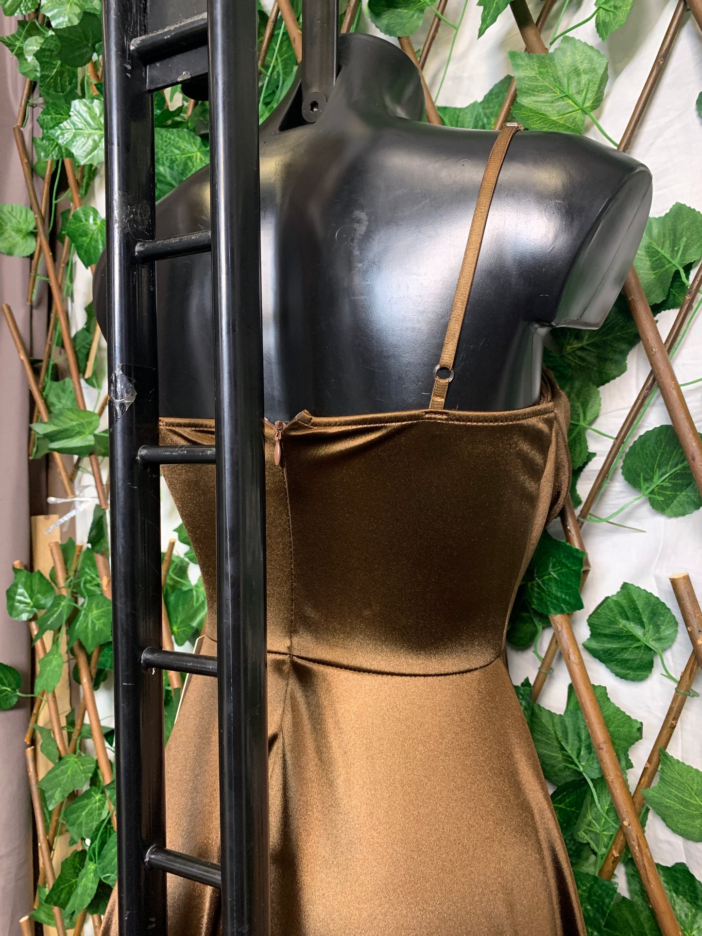 Vestito lungo con fasce davanti