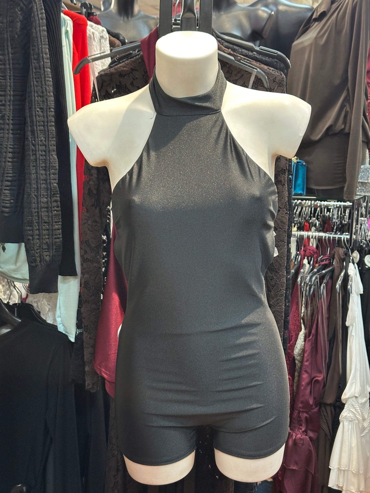 Tuta corta aderente con collo alto e schiena scoperta – OSSESSIONE NERA 🖤✨