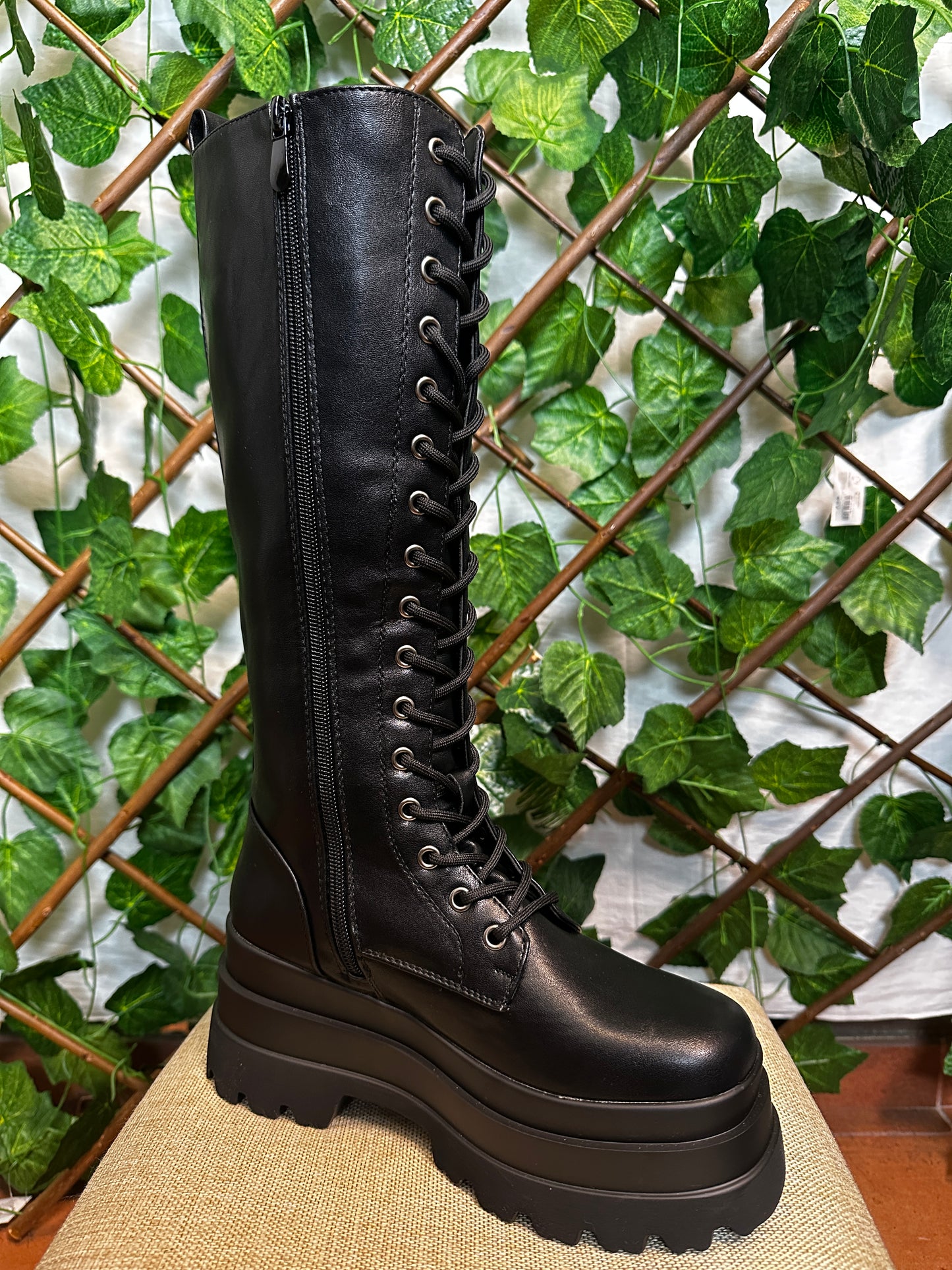 High boots with laces at the front