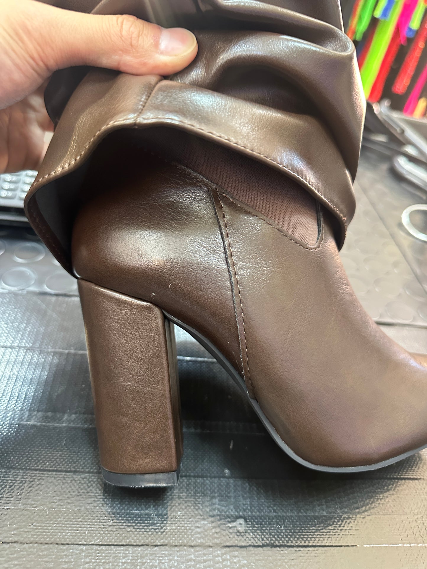 Stivale al ginocchio punta e tacco quadrato con fibbia – POTERE LISCIO 🖤🤎