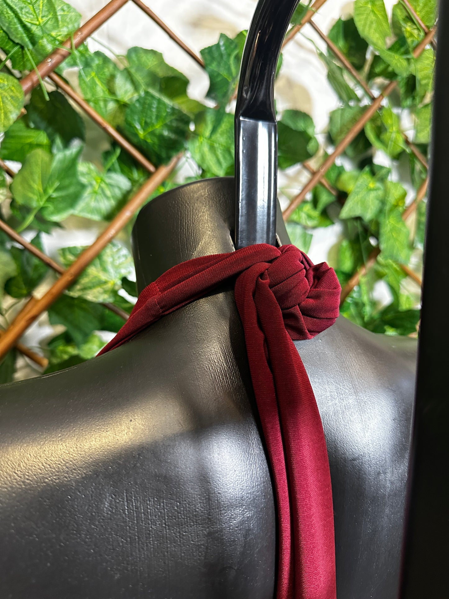 Vestito lungo con laccio sul collo, dettaglio stella marina e lo spacco sul lato sinistro