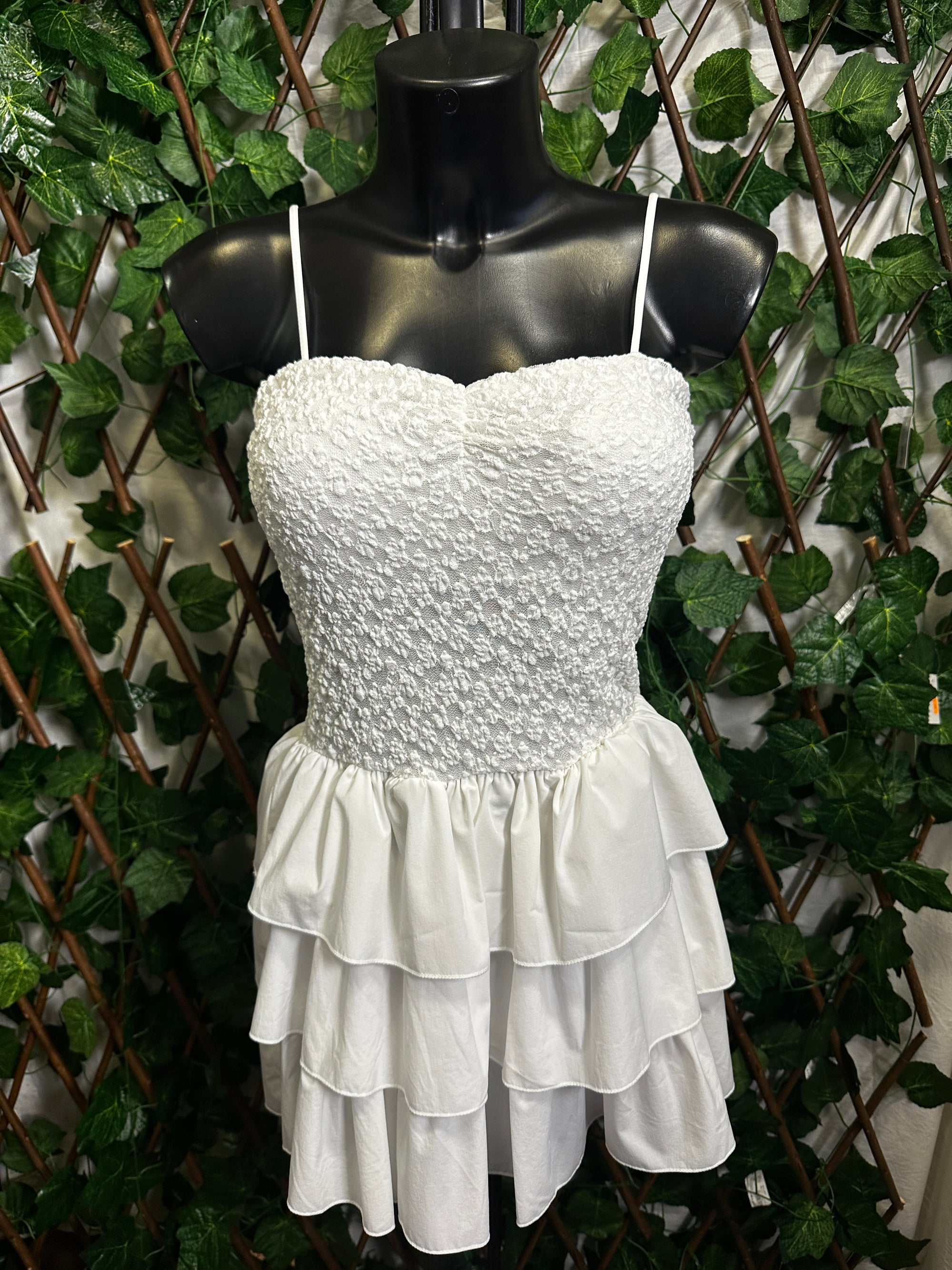 Modello crepe: vestito corto con la gonna svasata e bretelle regolabile | taglia unica