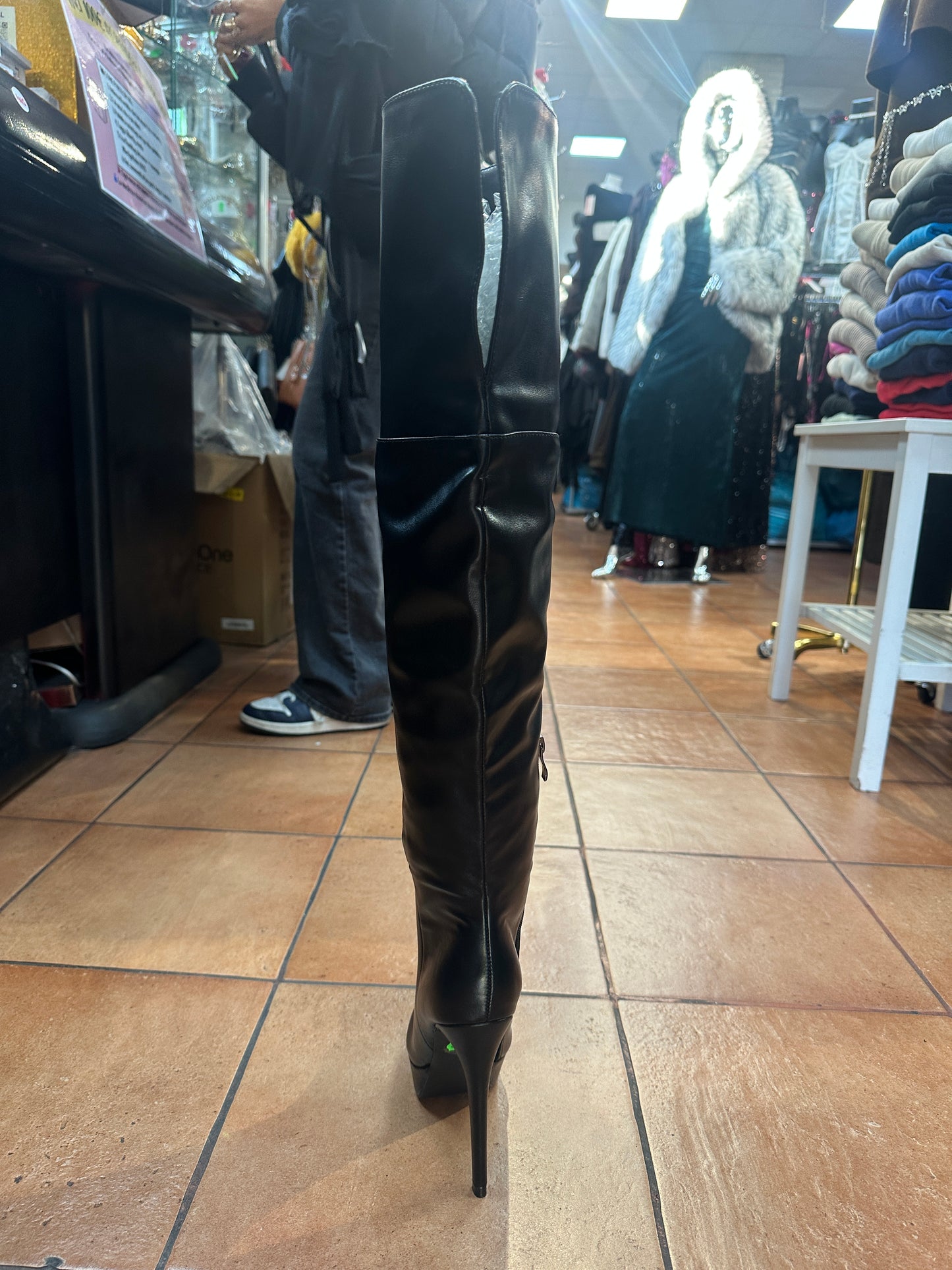 Stivali sopra il ginocchio con tacco e plateau – SFIDA NOTTURNA 🖤👑