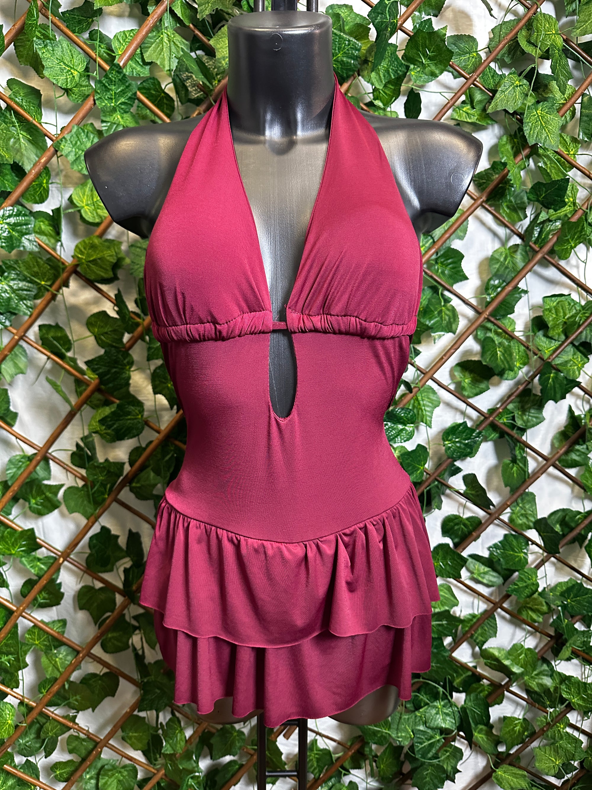 Vestito corto con la scolatura speciale