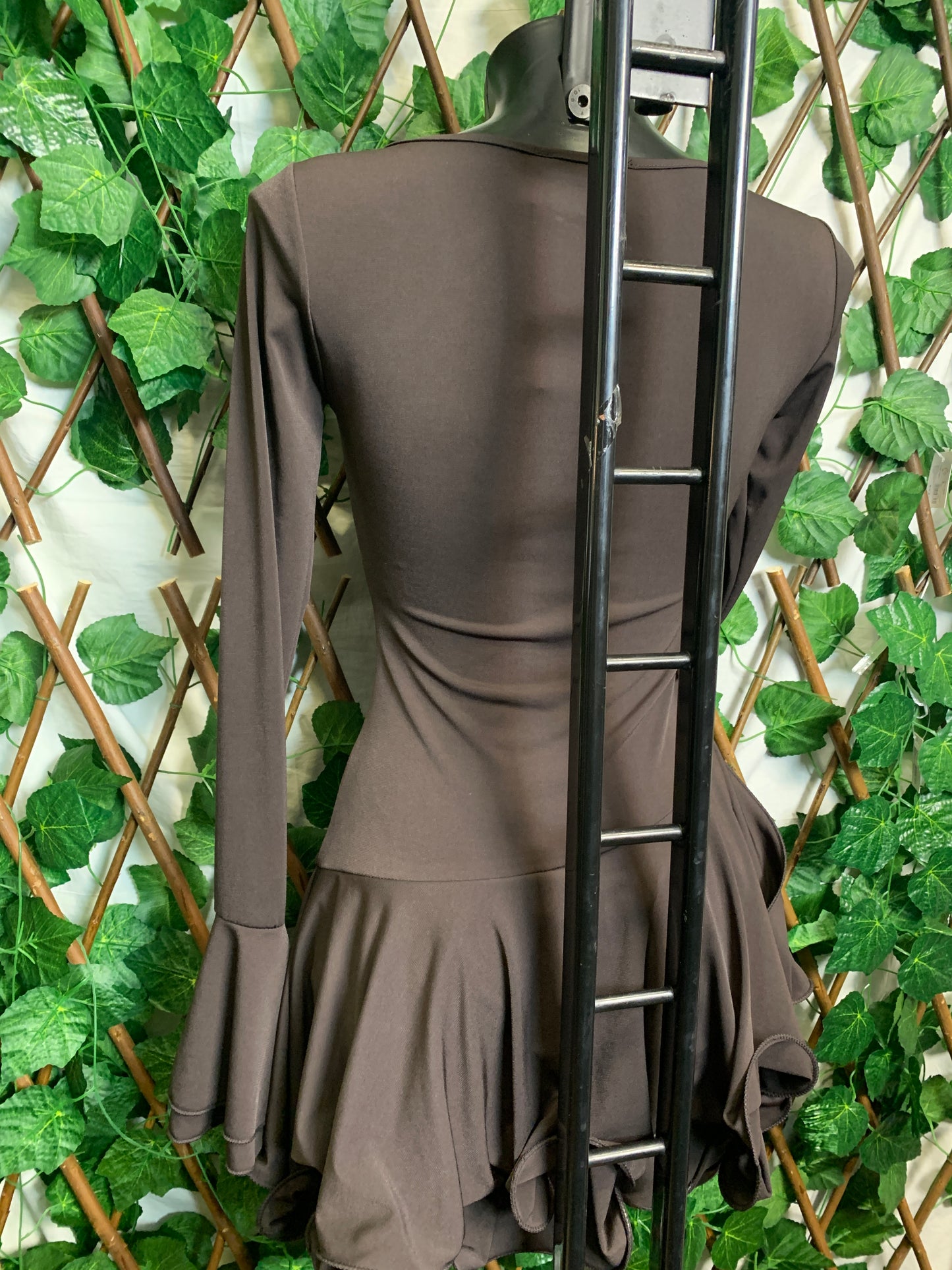 Vestito con gonna a balze e manica lunga