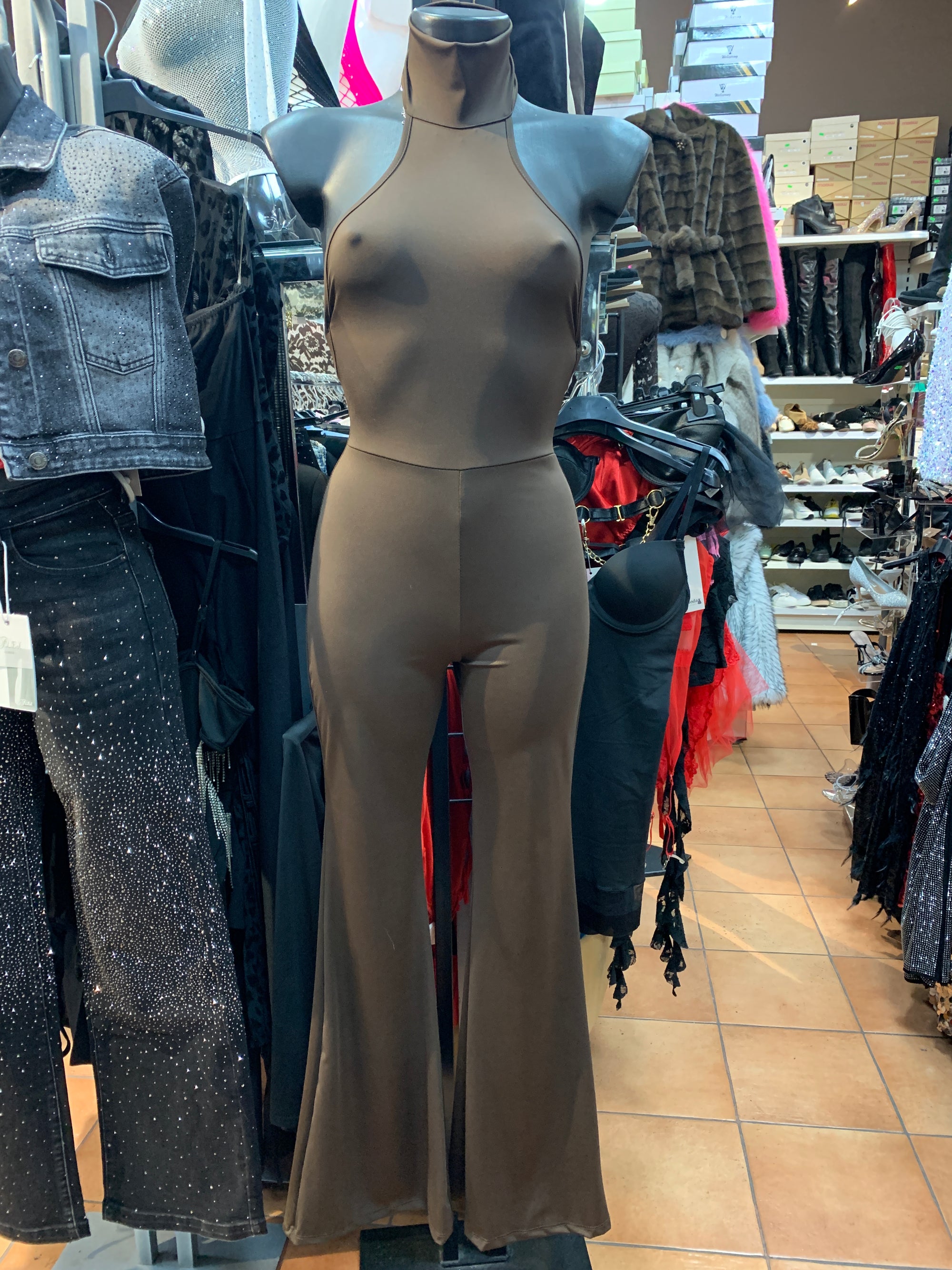 Tuta lunga con schiena scoperta e pantaloni a palazzo