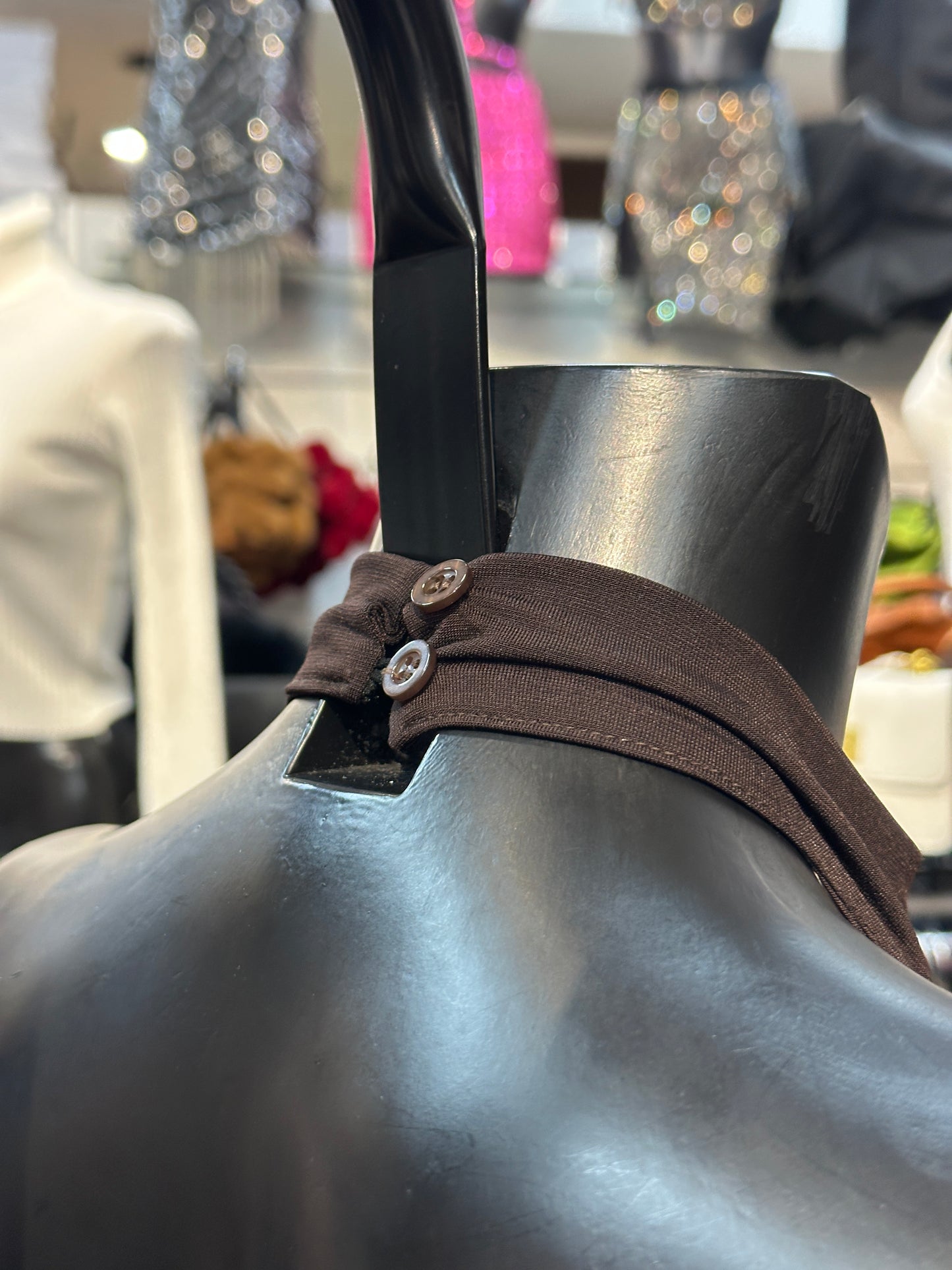 Mini-abito collo alto e schiena scoperta con fascia in paillettes – ONDA SEDUCENTE ✨🎶