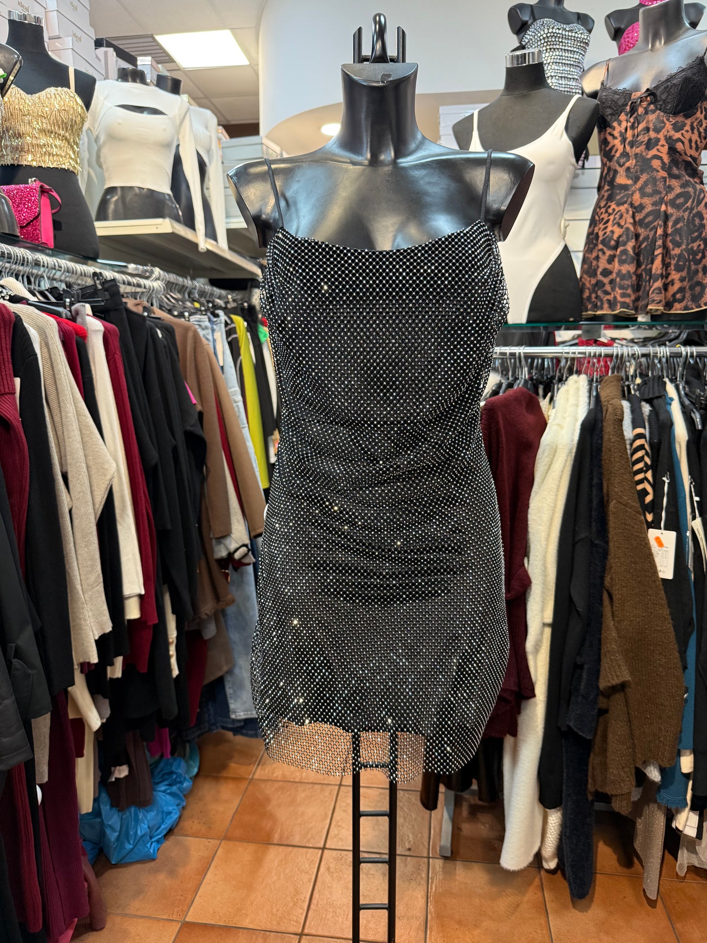 Mini-abito in rete metallica con strass – DISCOTECA ETERNA 💎✨