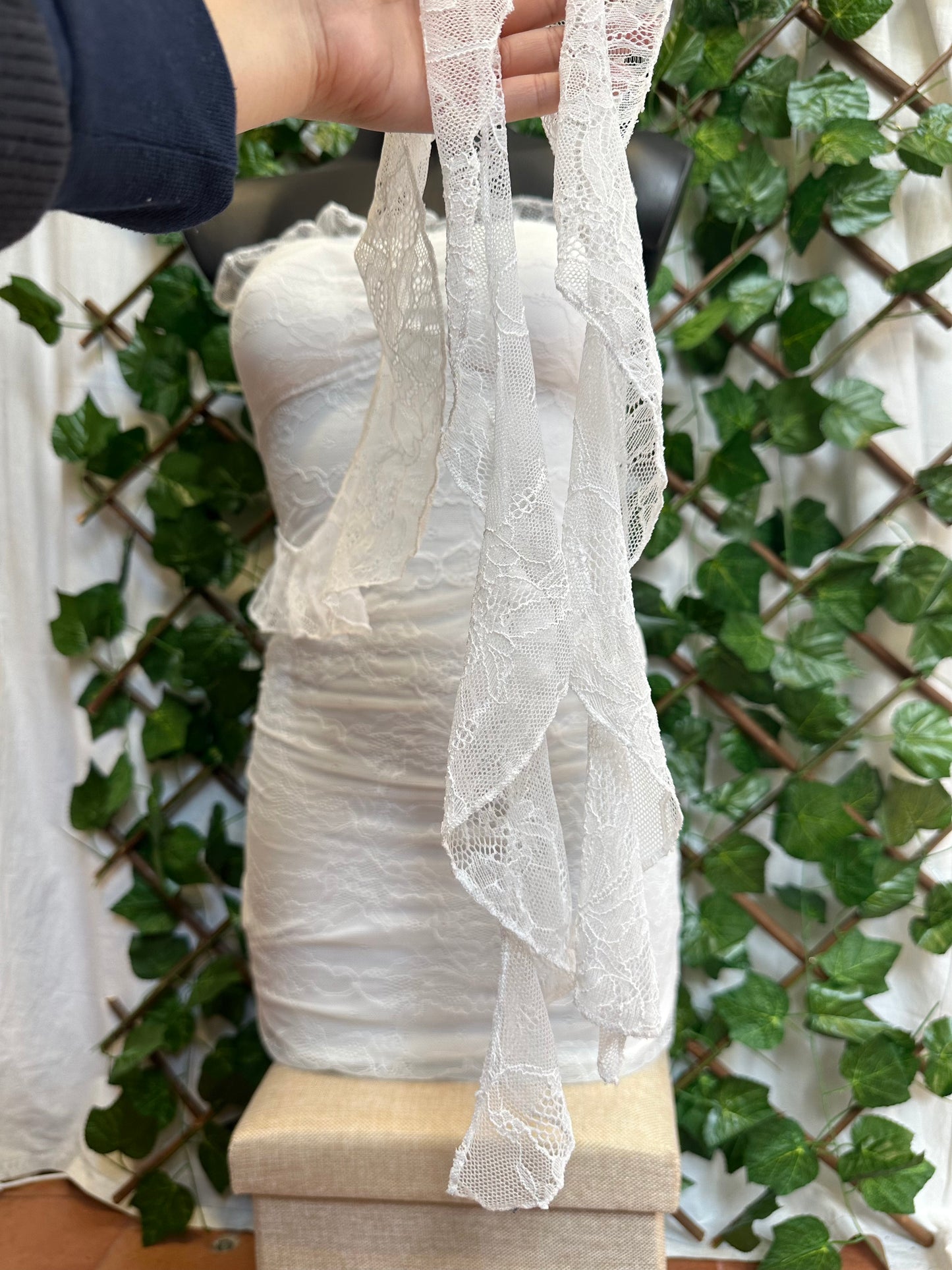 Vestito Bianco in Pizzo – Modello Fascia con Drappeggio Laterale | Elegante & Sexy