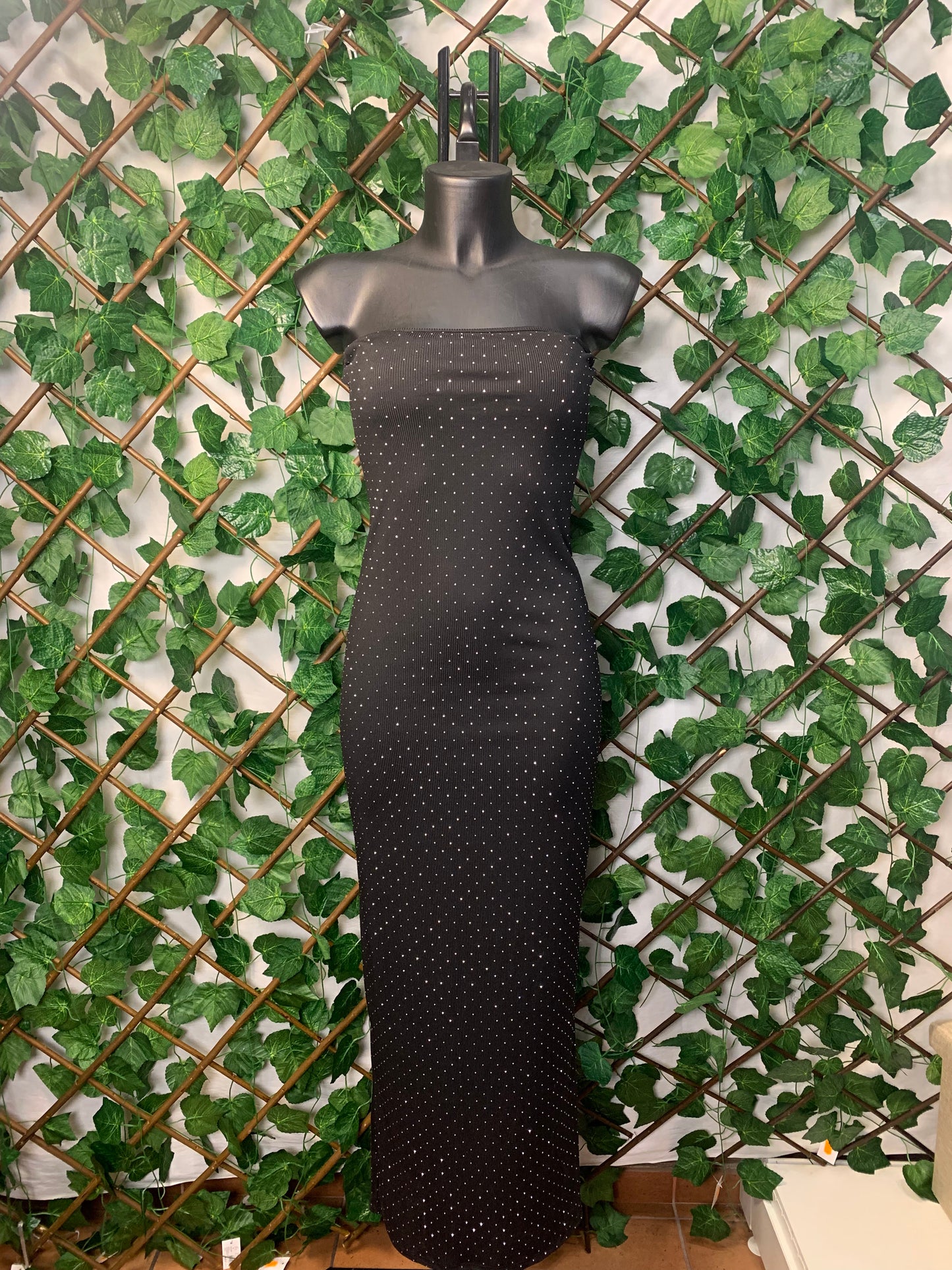 VESTITO LUNGO NERO TUBINO – ELEGANZA CON STRASS ✨