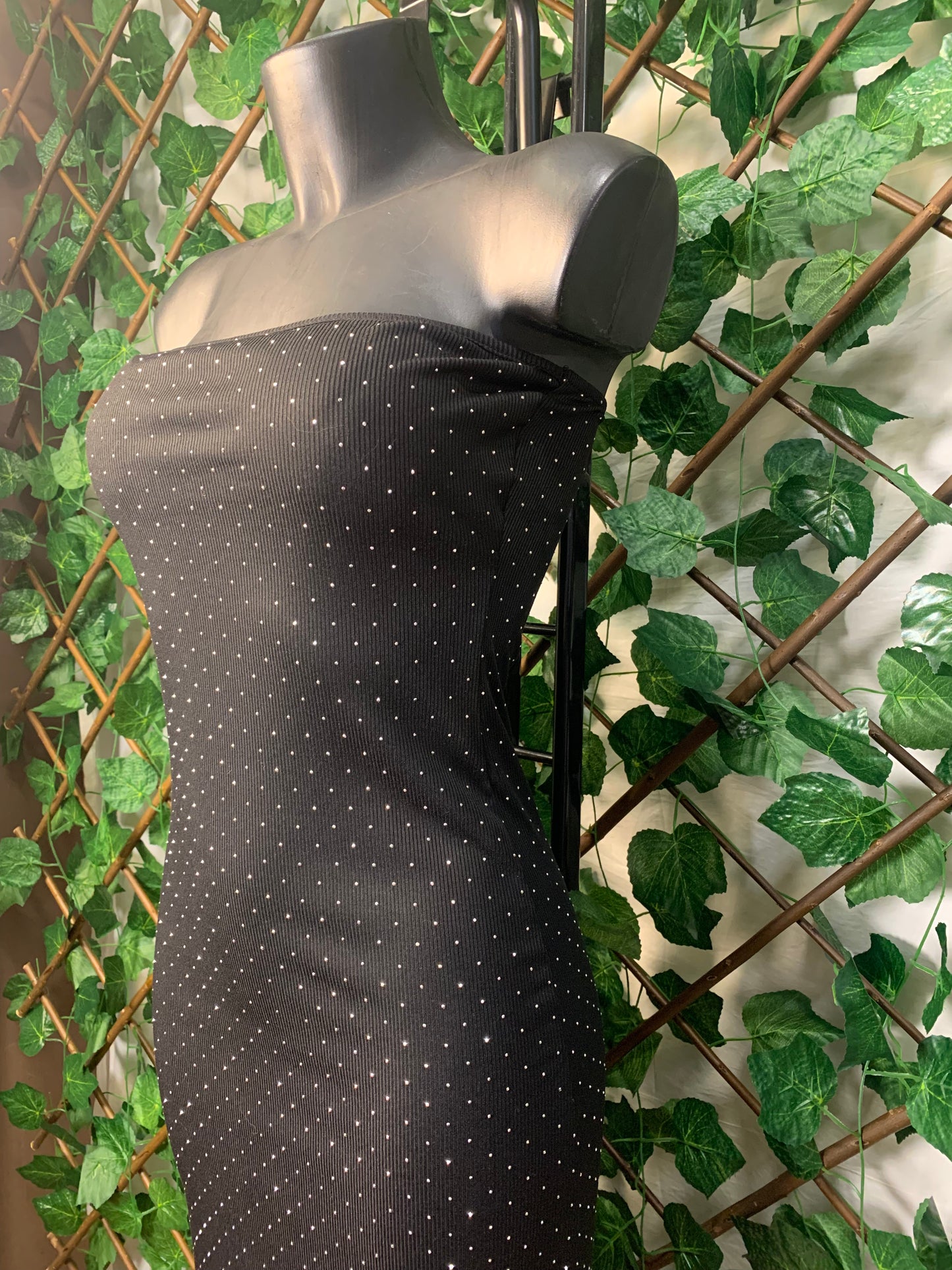 VESTITO LUNGO NERO TUBINO – ELEGANZA CON STRASS ✨