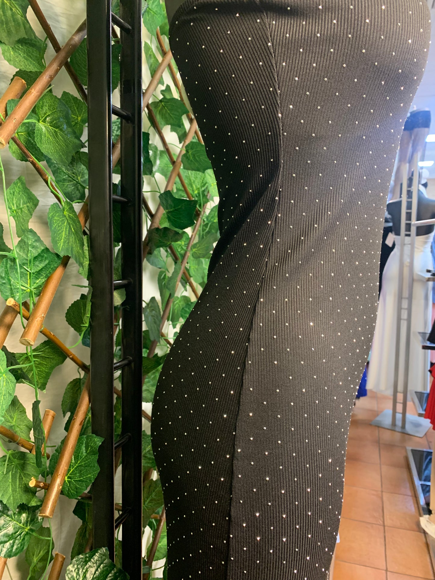 VESTITO LUNGO NERO TUBINO – ELEGANZA CON STRASS ✨