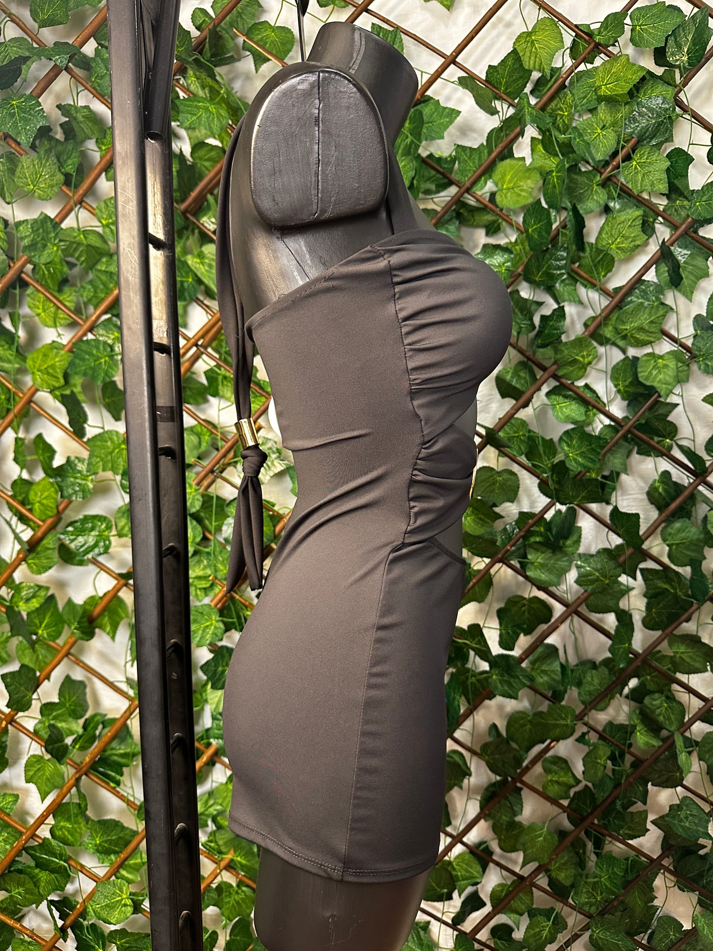Jumpsuit Cut-Out con Fibbie Oro – Effetto Sculpt & Colori Bold | TU