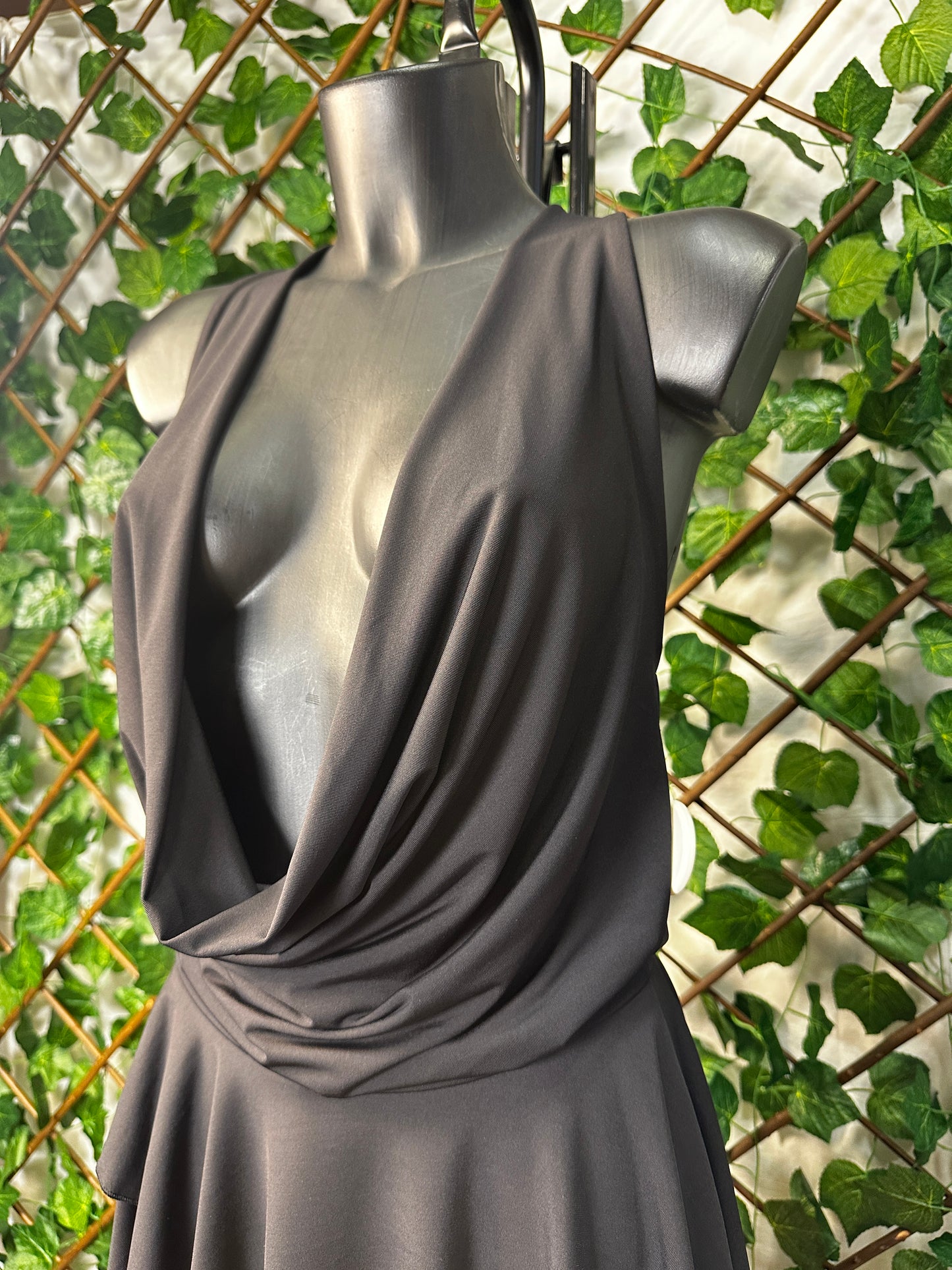 Vestito Scollatura Cascata – Effetto Drappeggio e Gonna Svasata | Taglia Unica