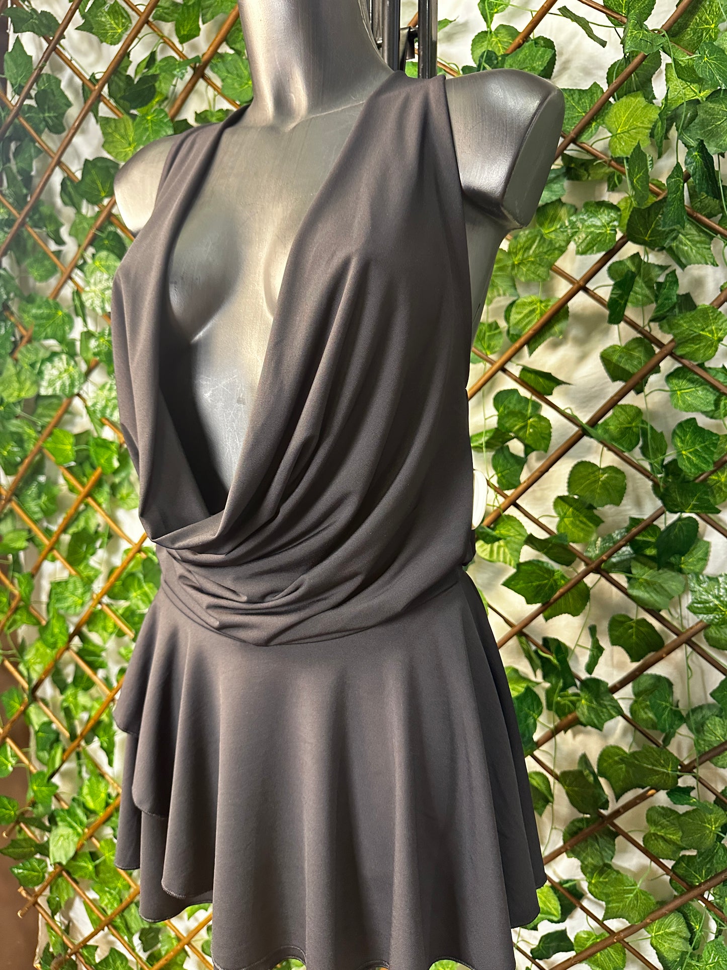 Vestito Scollatura Cascata – Effetto Drappeggio e Gonna Svasata | Taglia Unica