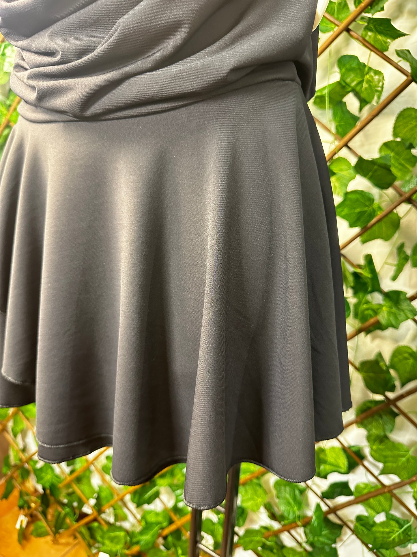 Vestito Scollatura Cascata – Effetto Drappeggio e Gonna Svasata | Taglia Unica