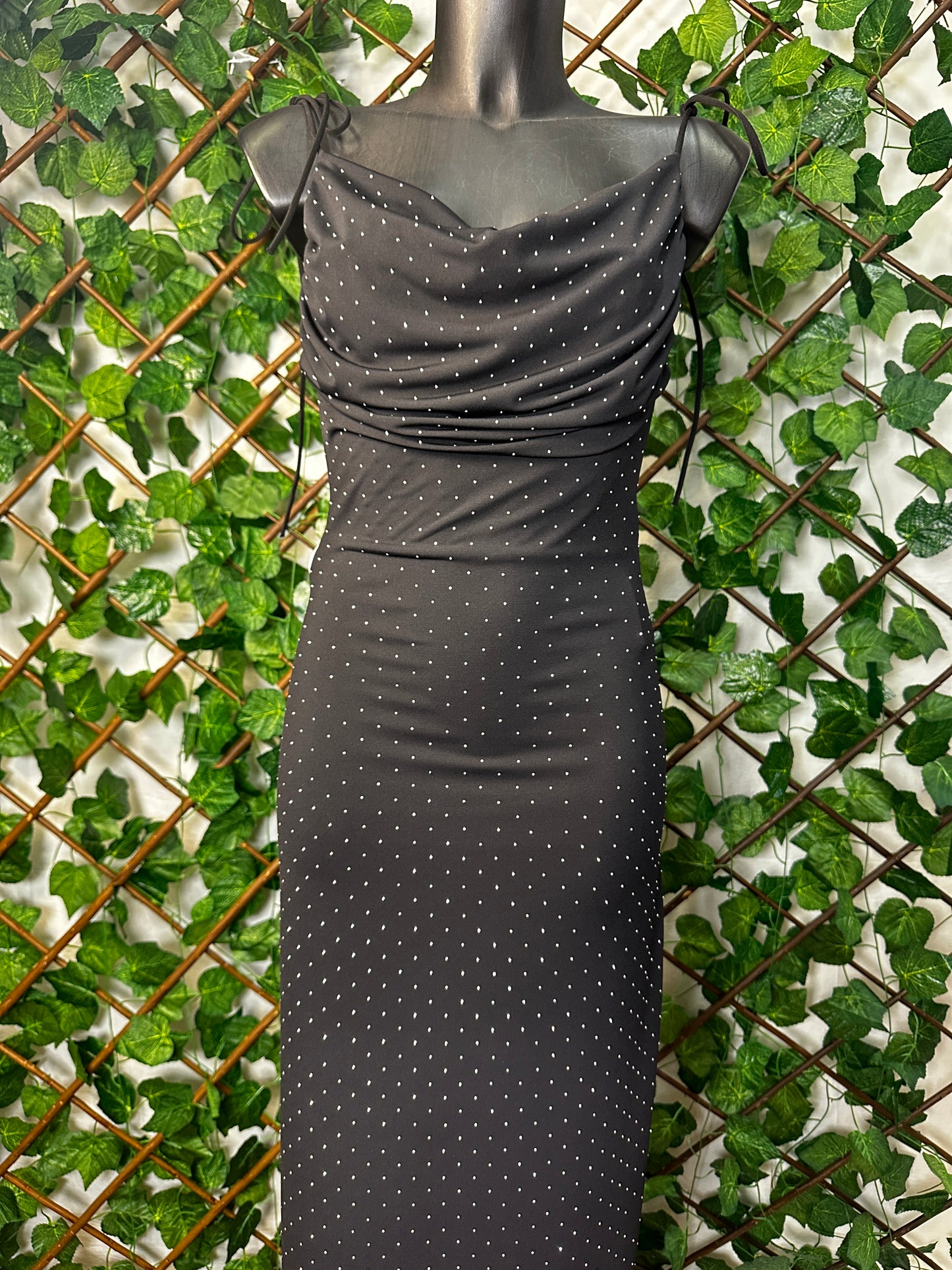 Vestito Lungo con Brillantini – Drappeggio Scollato & Vestibilità Aderente