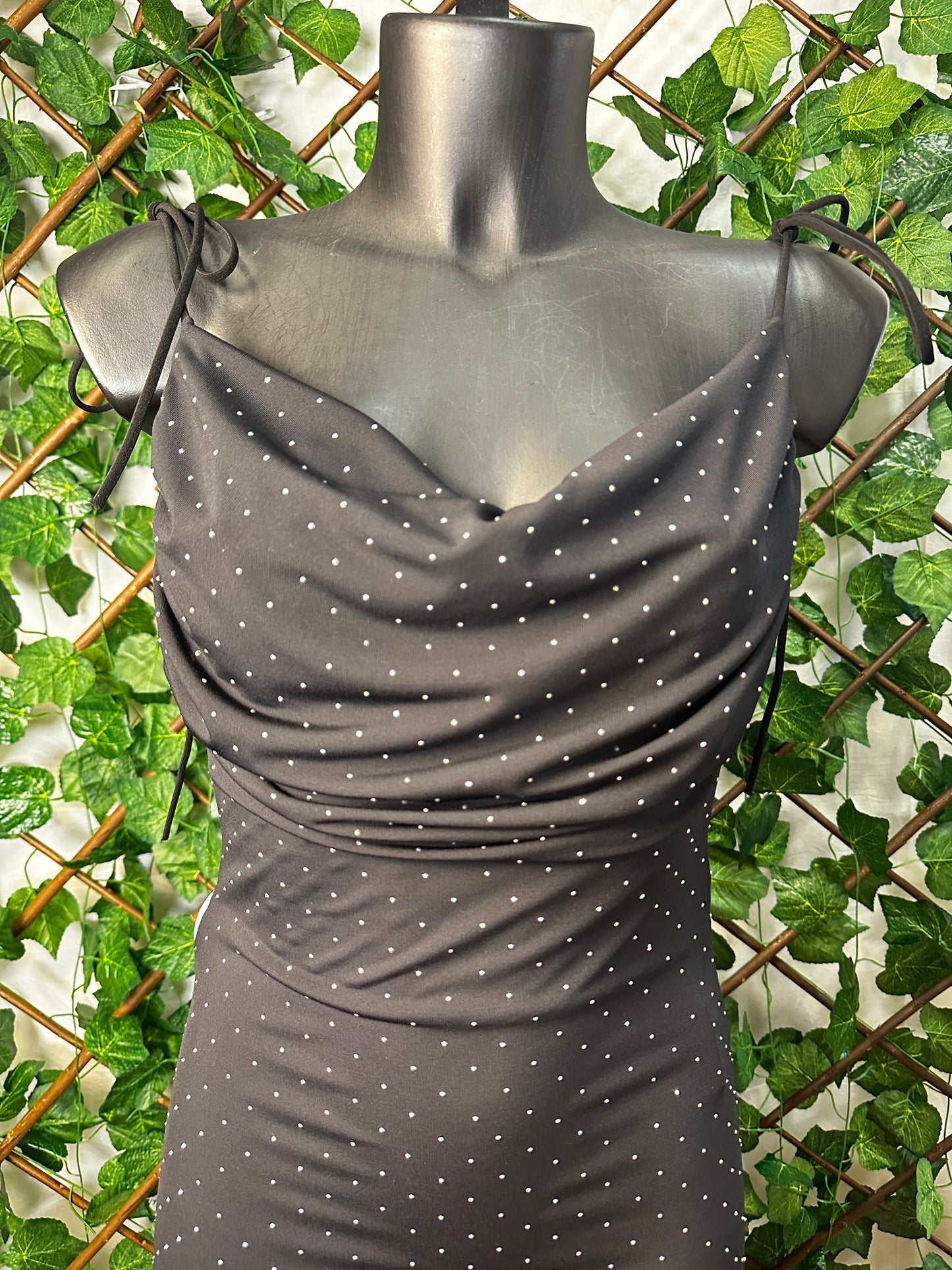 Vestito Lungo con Brillantini – Drappeggio Scollato & Vestibilità Aderente