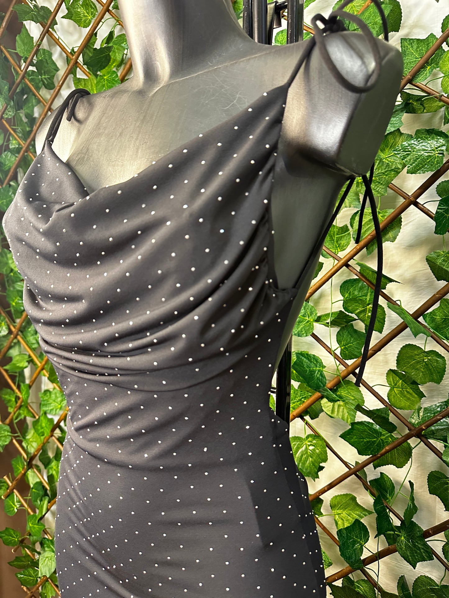 Vestito Lungo con Brillantini – Drappeggio Scollato & Vestibilità Aderente