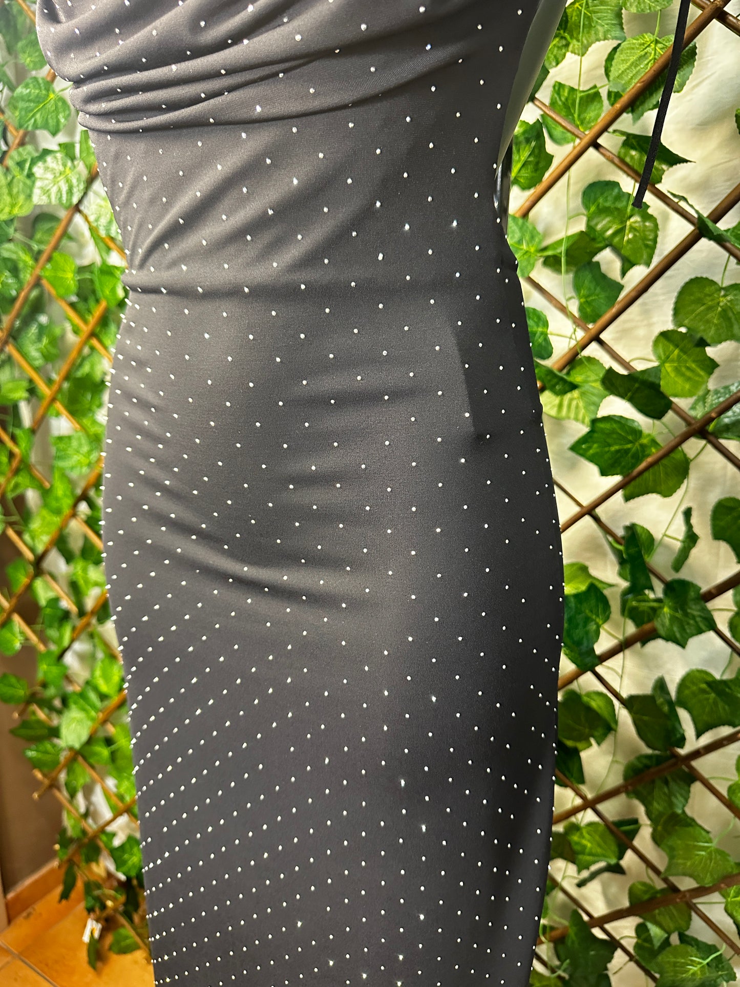 Vestito Lungo con Brillantini – Drappeggio Scollato & Vestibilità Aderente