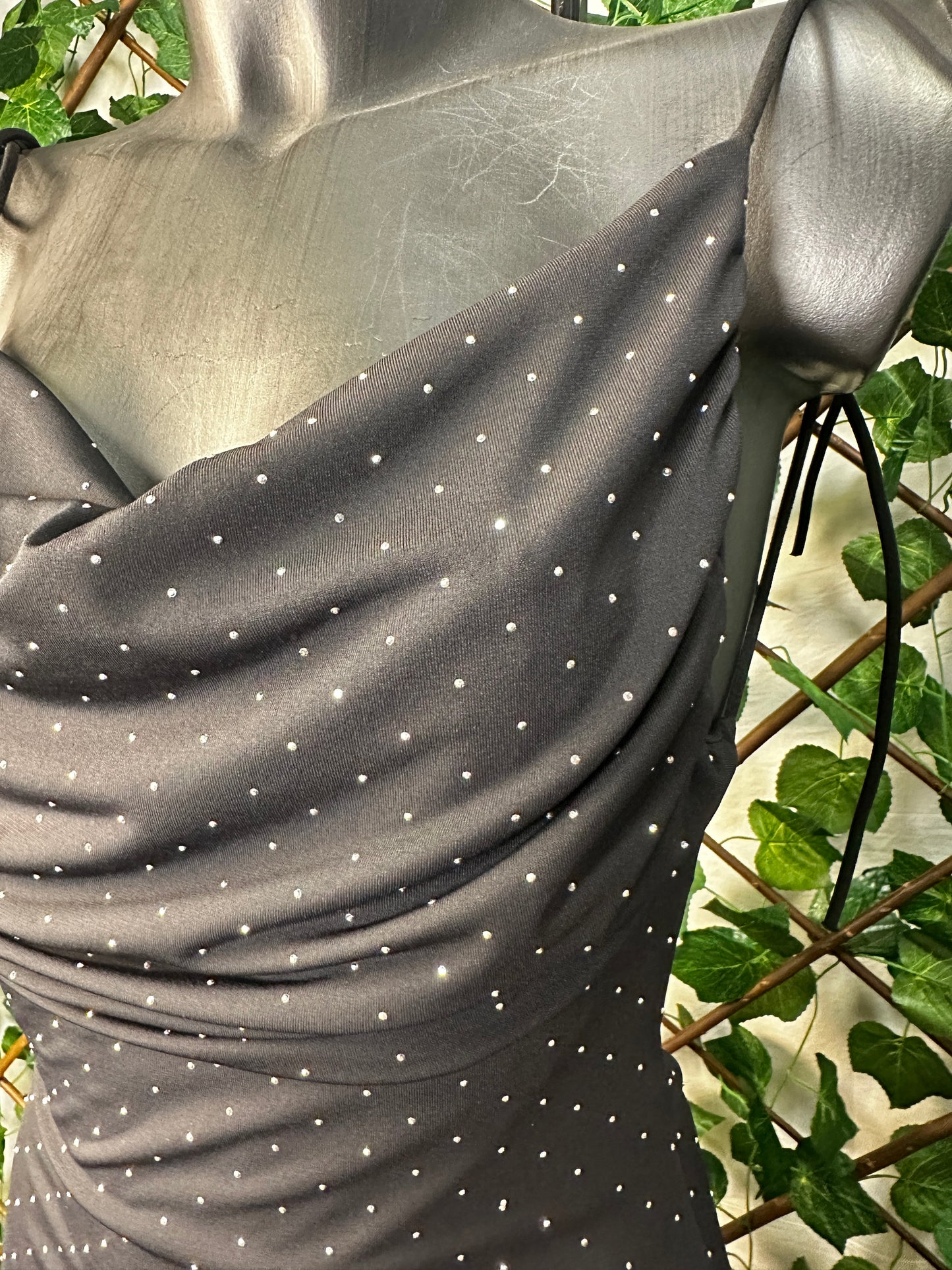 Vestito Lungo con Brillantini – Drappeggio Scollato & Vestibilità Aderente