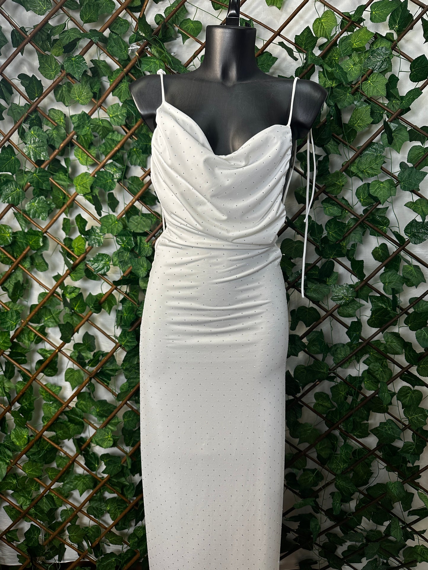 Vestito Lungo con Brillantini – Drappeggio Scollato & Vestibilità Aderente