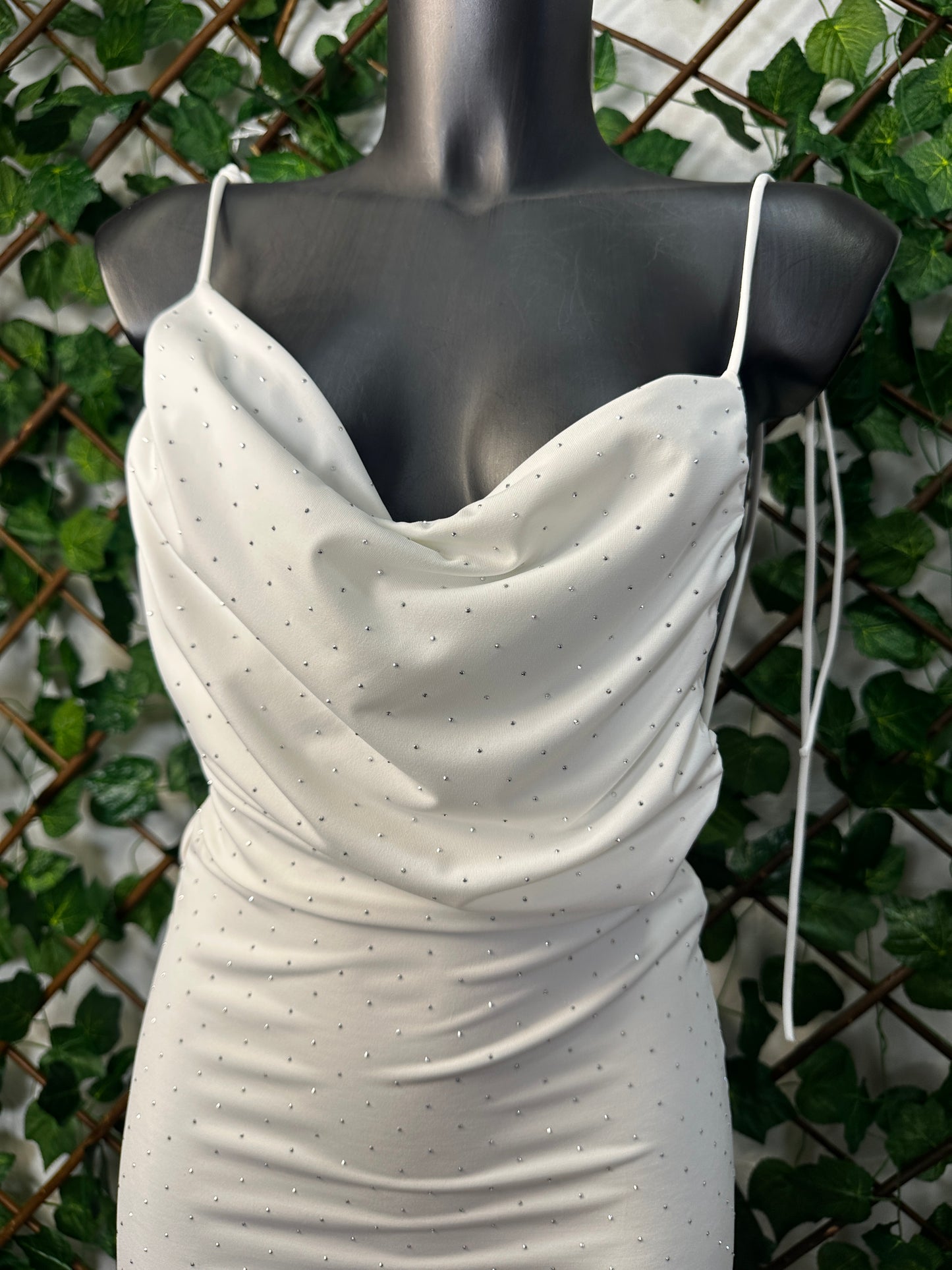 Vestito Lungo con Brillantini – Drappeggio Scollato & Vestibilità Aderente