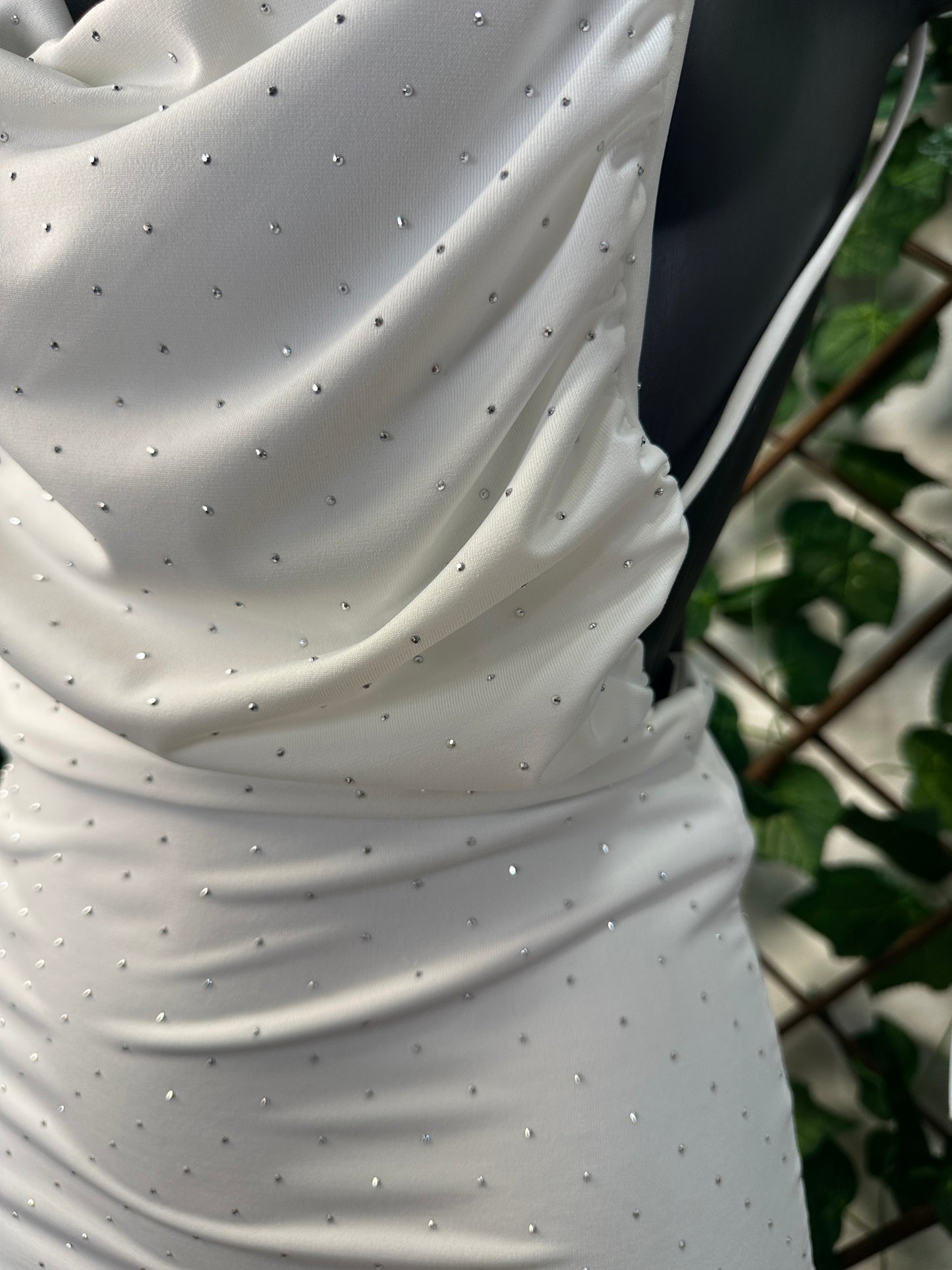 Vestito Lungo con Brillantini – Drappeggio Scollato & Vestibilità Aderente