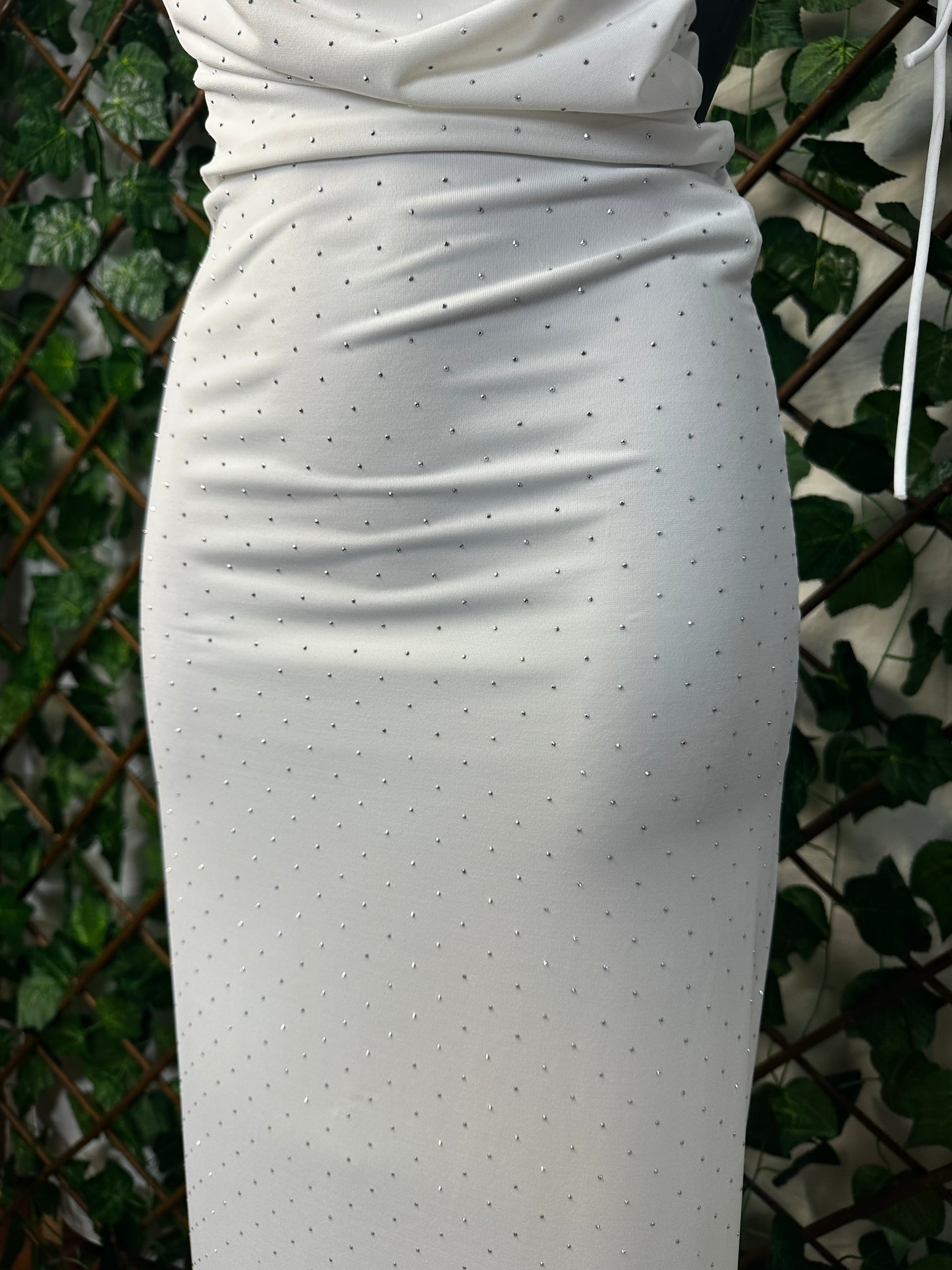 Vestito Lungo con Brillantini – Drappeggio Scollato & Vestibilità Aderente