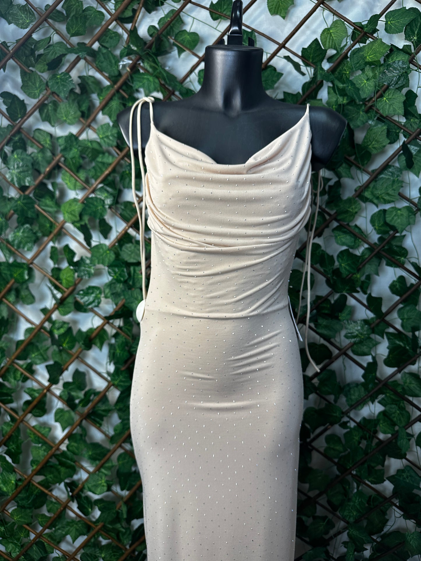 Vestito Lungo con Brillantini – Drappeggio Scollato & Vestibilità Aderente