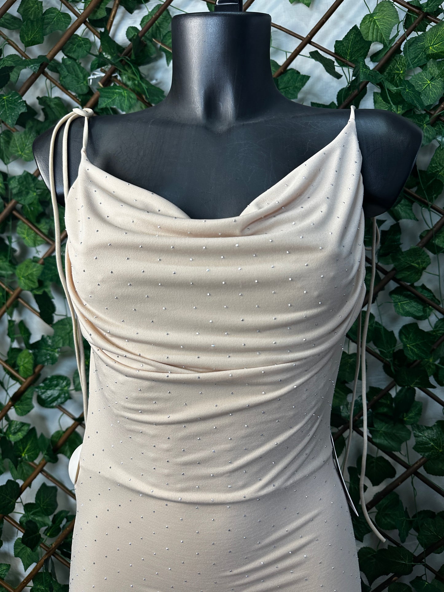 Vestito Lungo con Brillantini – Drappeggio Scollato & Vestibilità Aderente