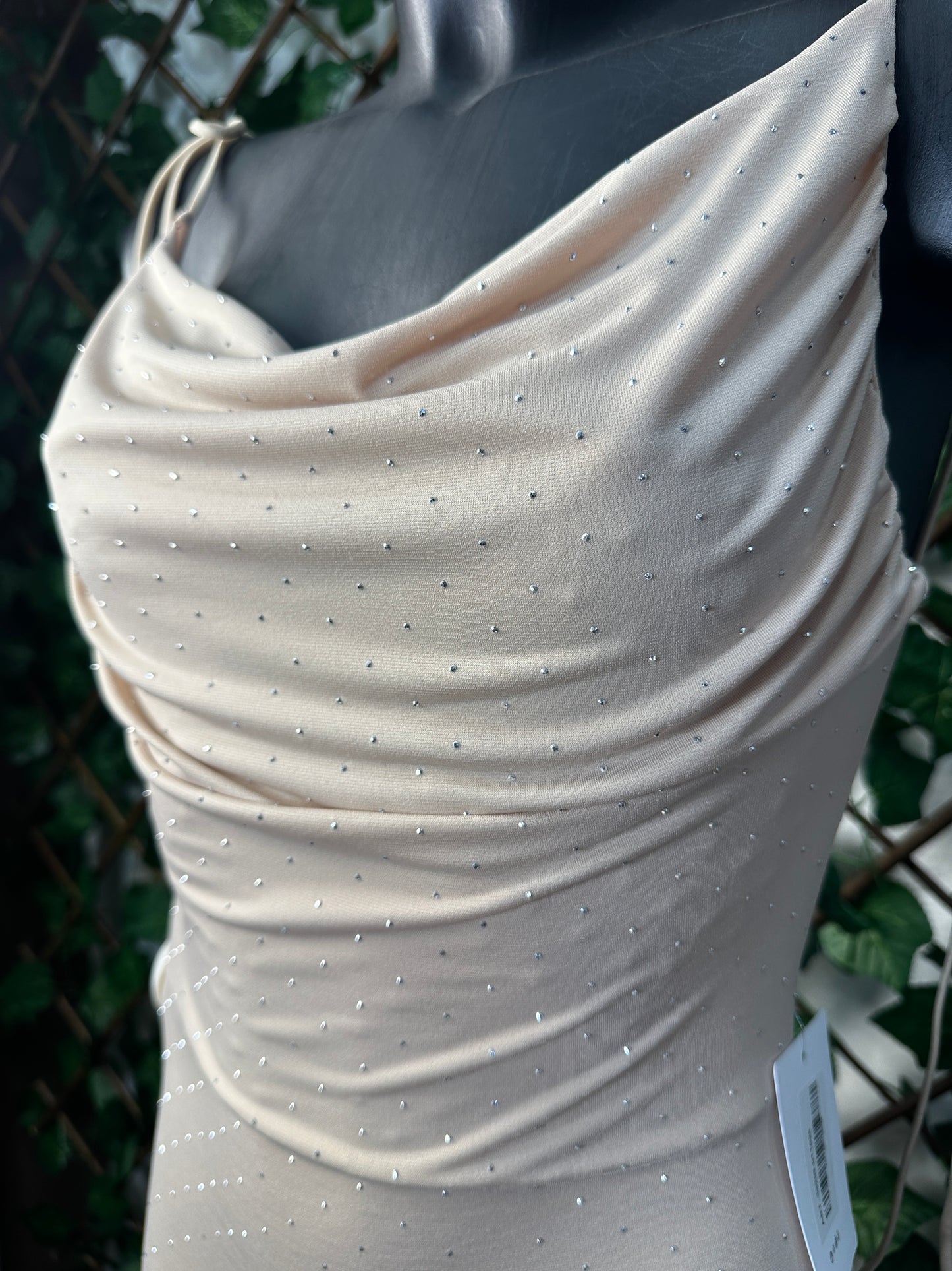 Vestito Lungo con Brillantini – Drappeggio Scollato & Vestibilità Aderente