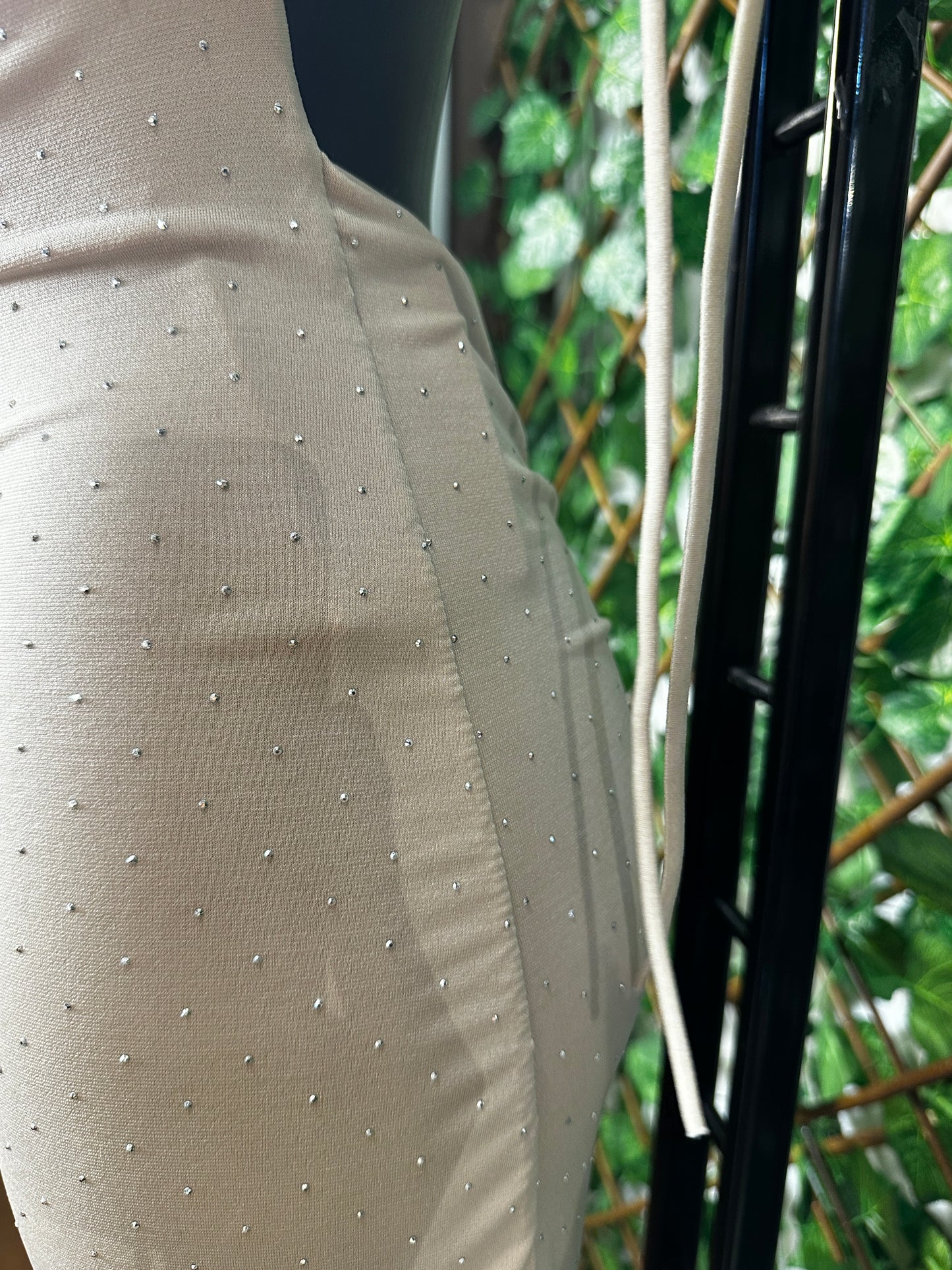 Vestito Lungo con Brillantini – Drappeggio Scollato & Vestibilità Aderente