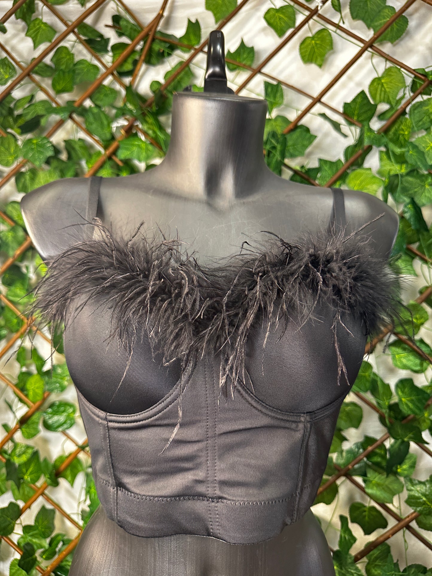 Bustier Nero/Bianco/Rosa con Piume – Effetto Diva | Top Serata Trendy