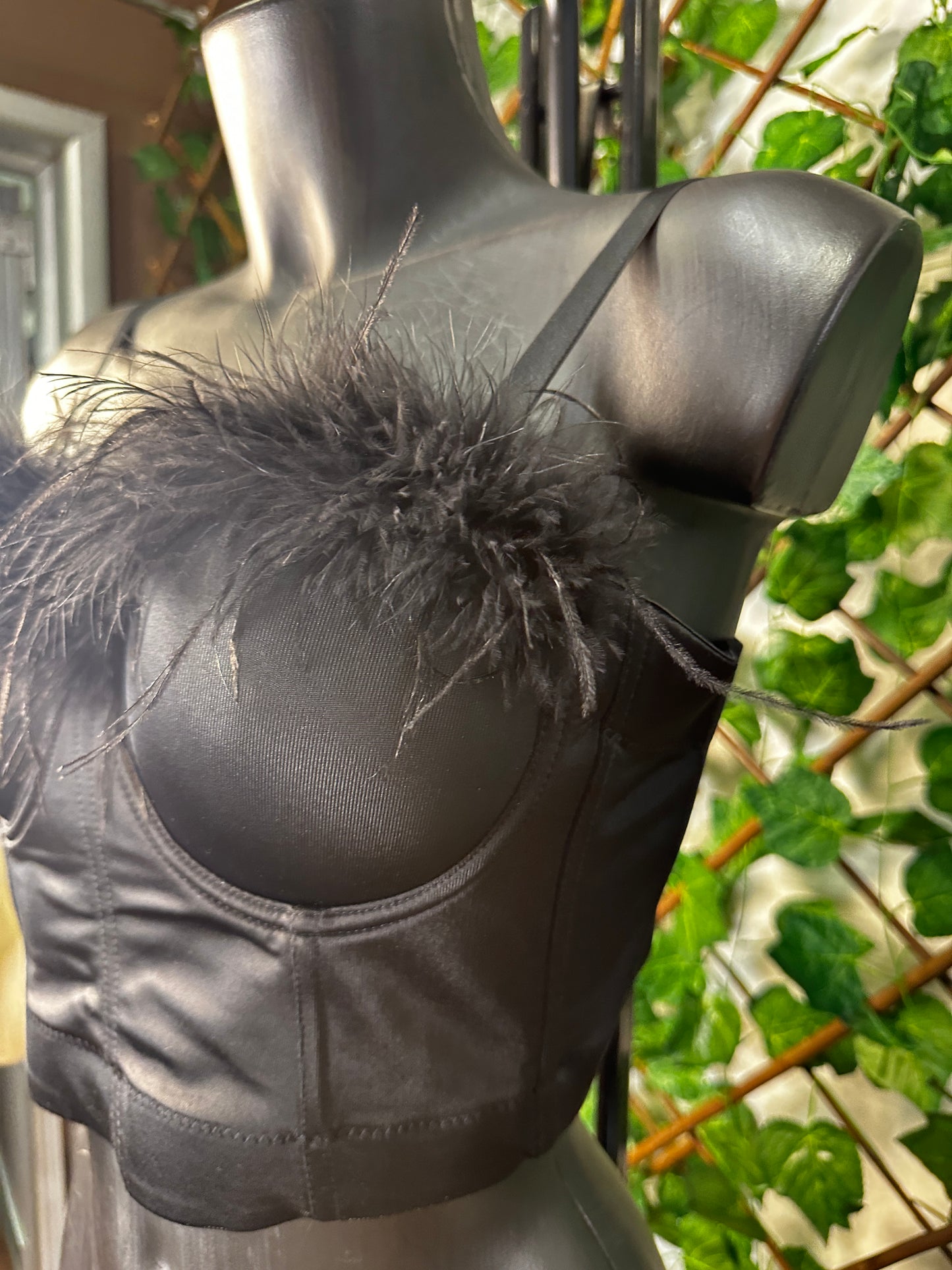 Bustier Nero/Bianco/Rosa con Piume – Effetto Diva | Top Serata Trendy