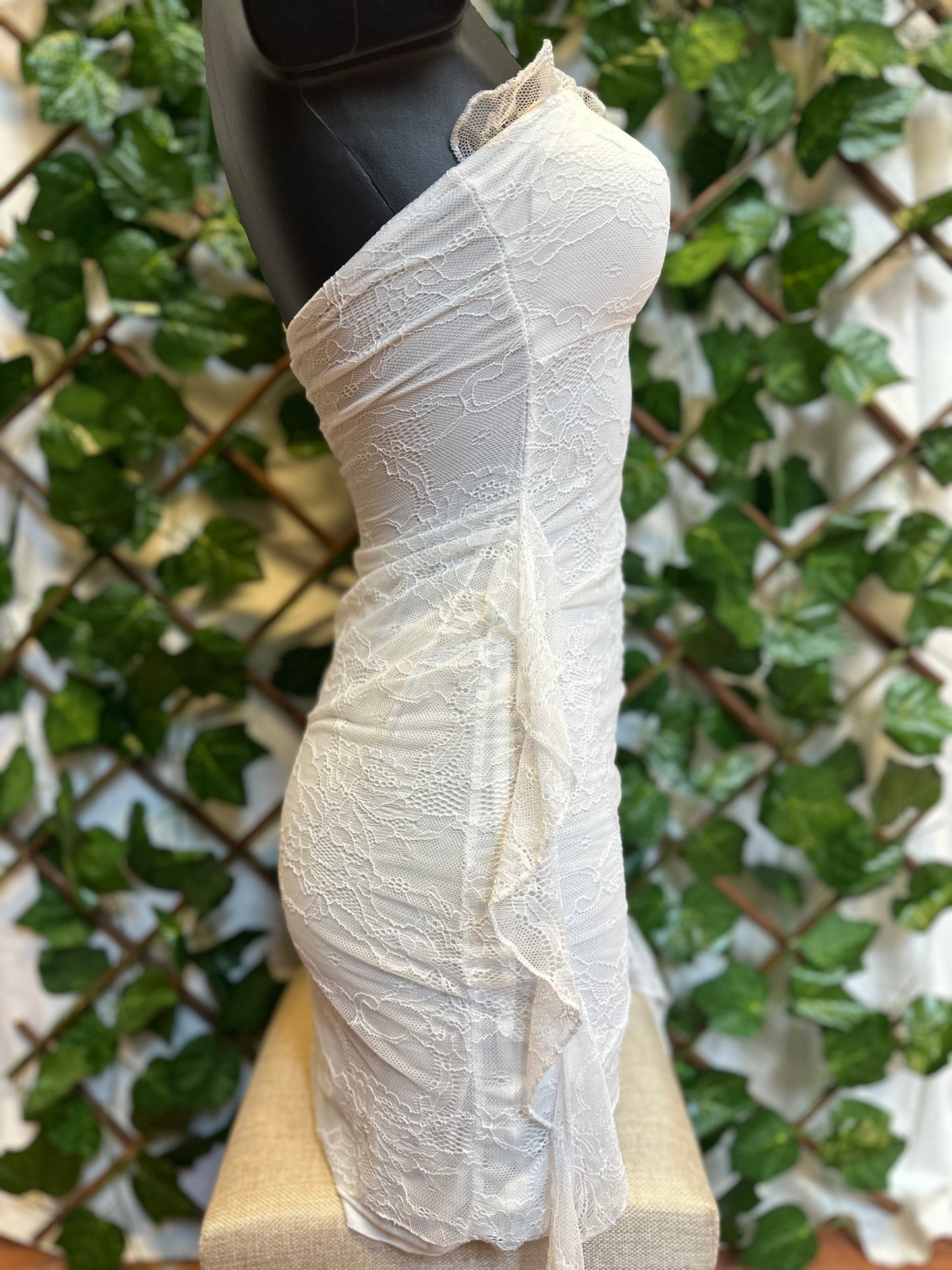 Vestito Bianco in Pizzo – Modello Fascia con Drappeggio Laterale | Elegante & Sexy