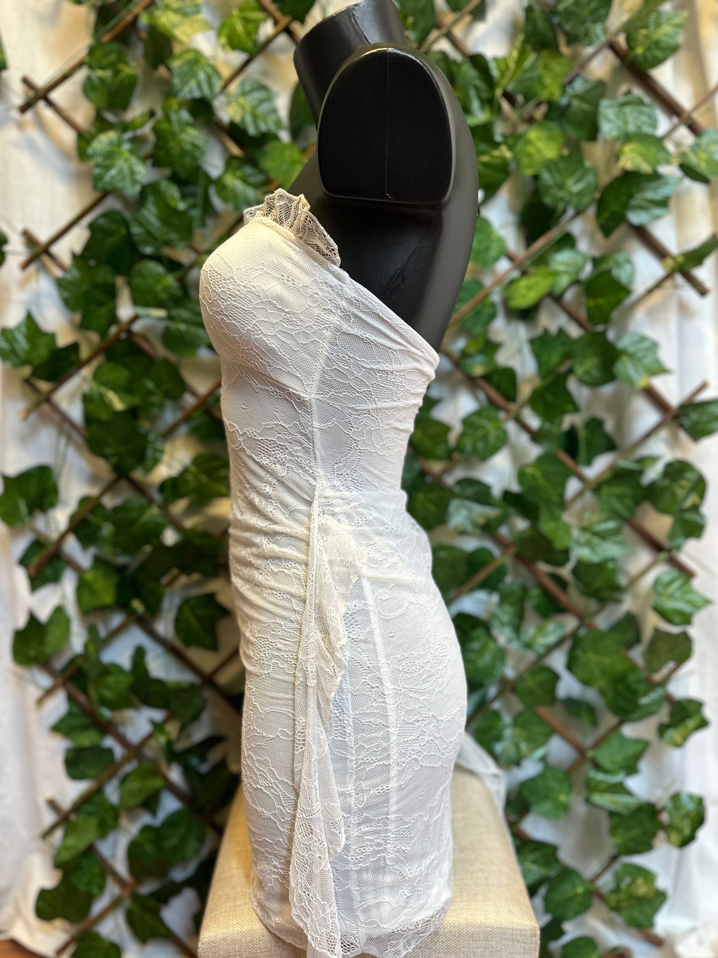 Vestito Bianco in Pizzo – Modello Fascia con Drappeggio Laterale | Elegante & Sexy
