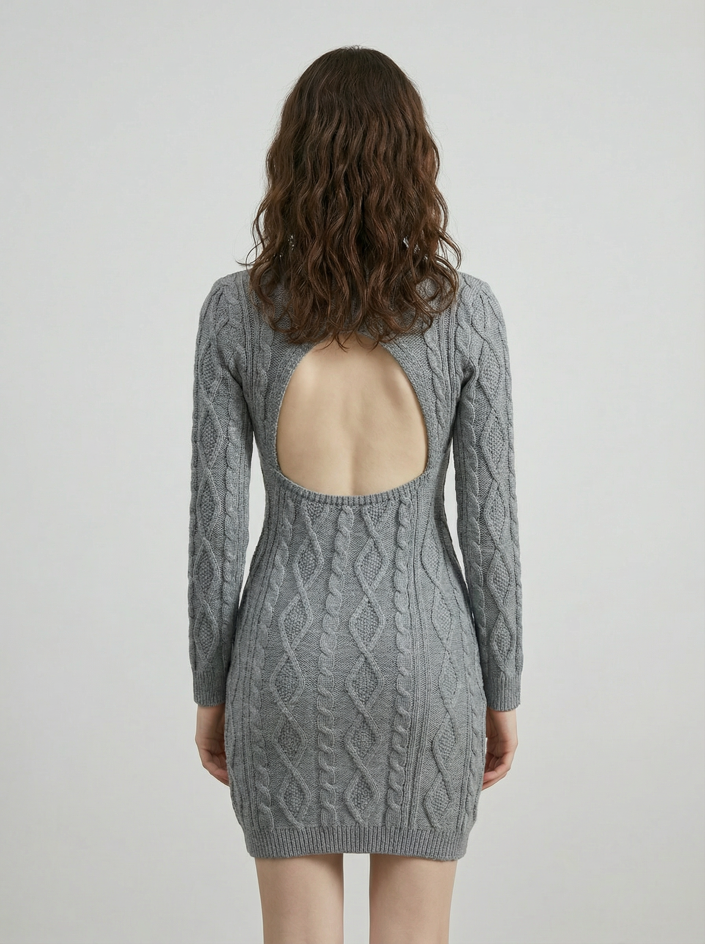 Mini-abito in maglia a trecce schiena scoperta – MISTERIOSO CALORE