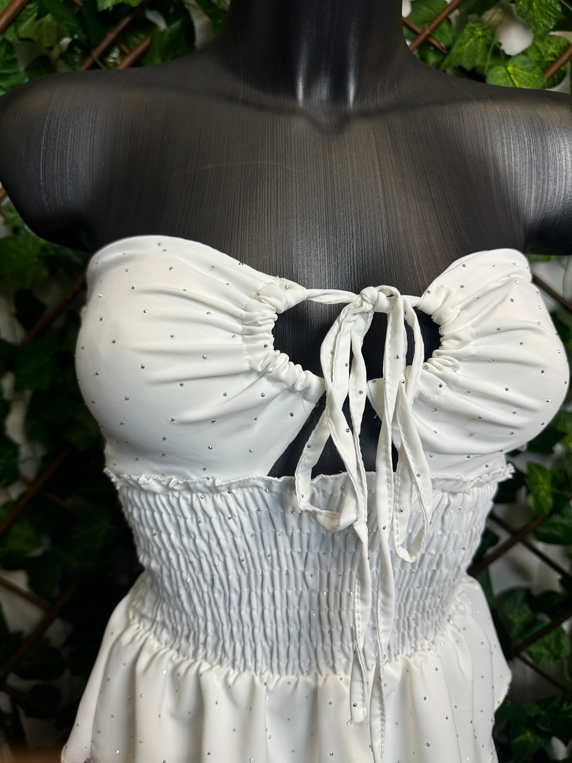 Vestito corto senza spalline, sotto svasato, con brillantini