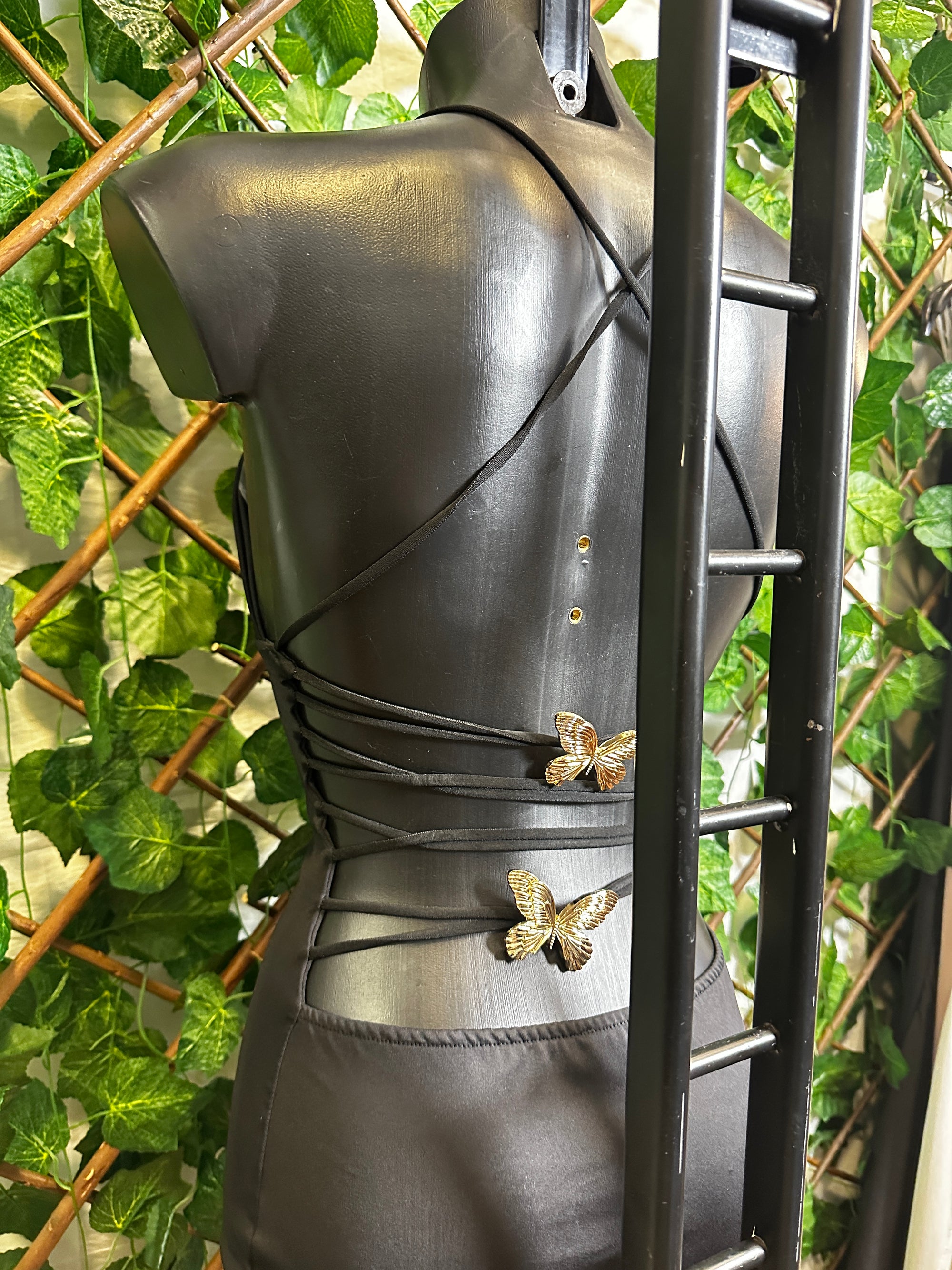 Vestito con farfalle dorate sulla schiena e scollatura profonda | taglia unica