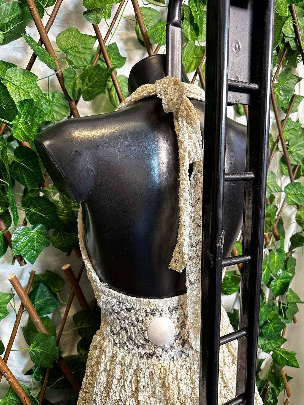 Modello crepe: vestito corto con la scollatura profonda con coppe e pantaloncini