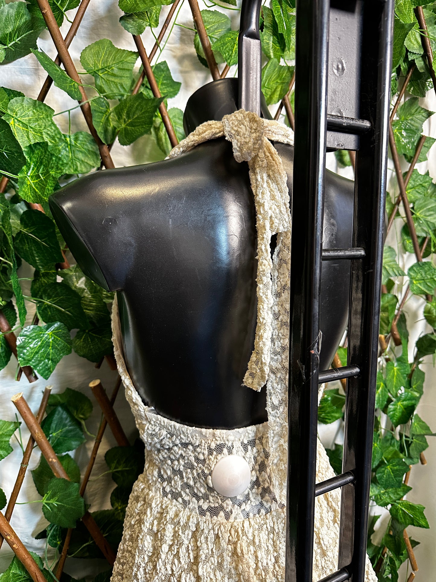 Crepe model: short dress with a deep neckline with cups and shorts