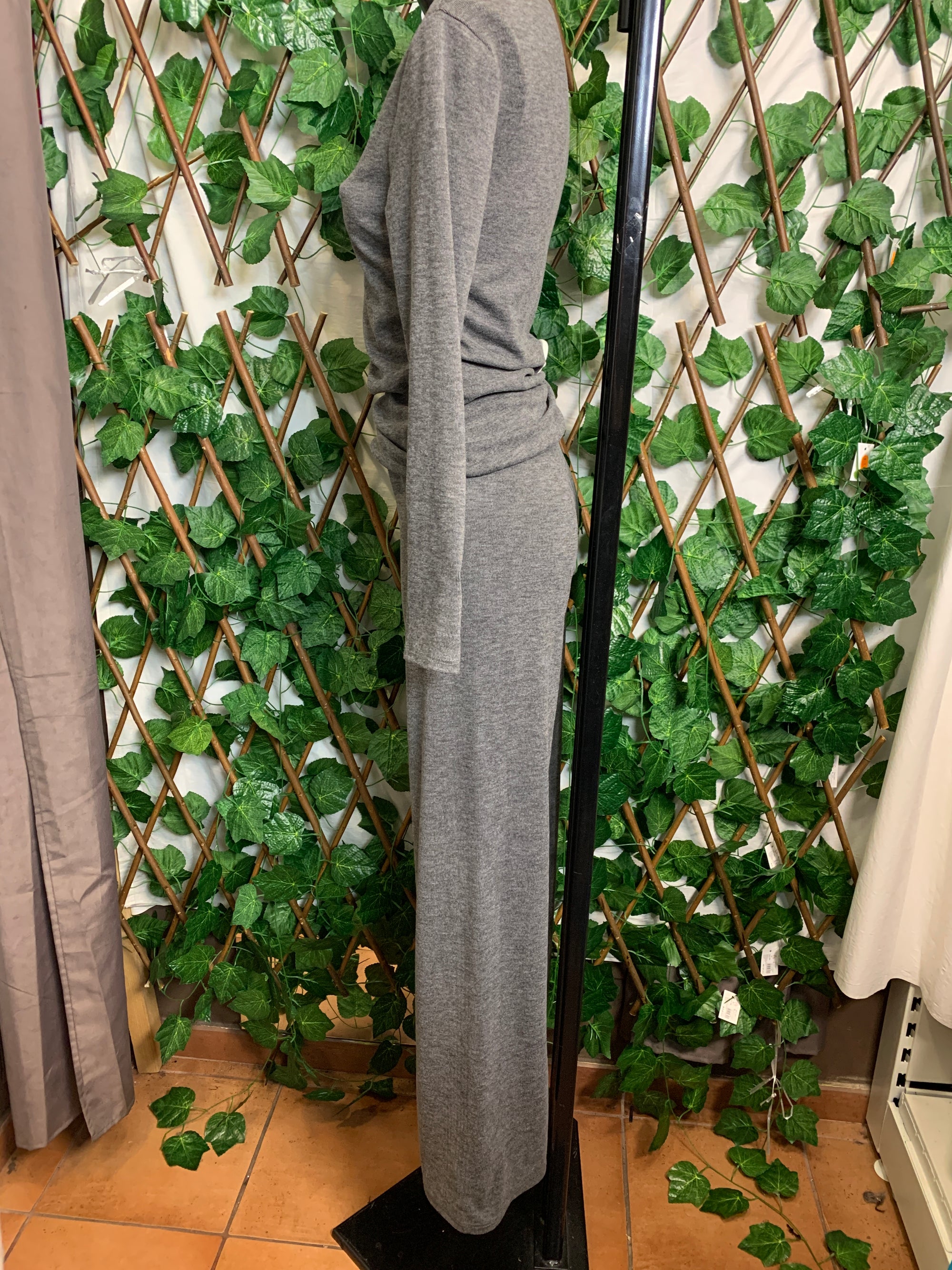 Completo in felpa con collo largo e pantaloni a palazzo
