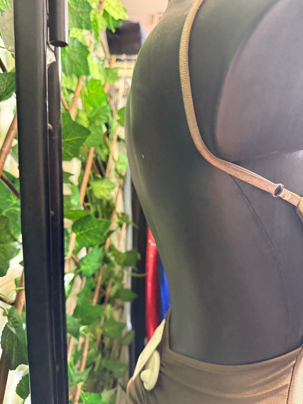 Vestito corto dietro scoperto con arricciatura