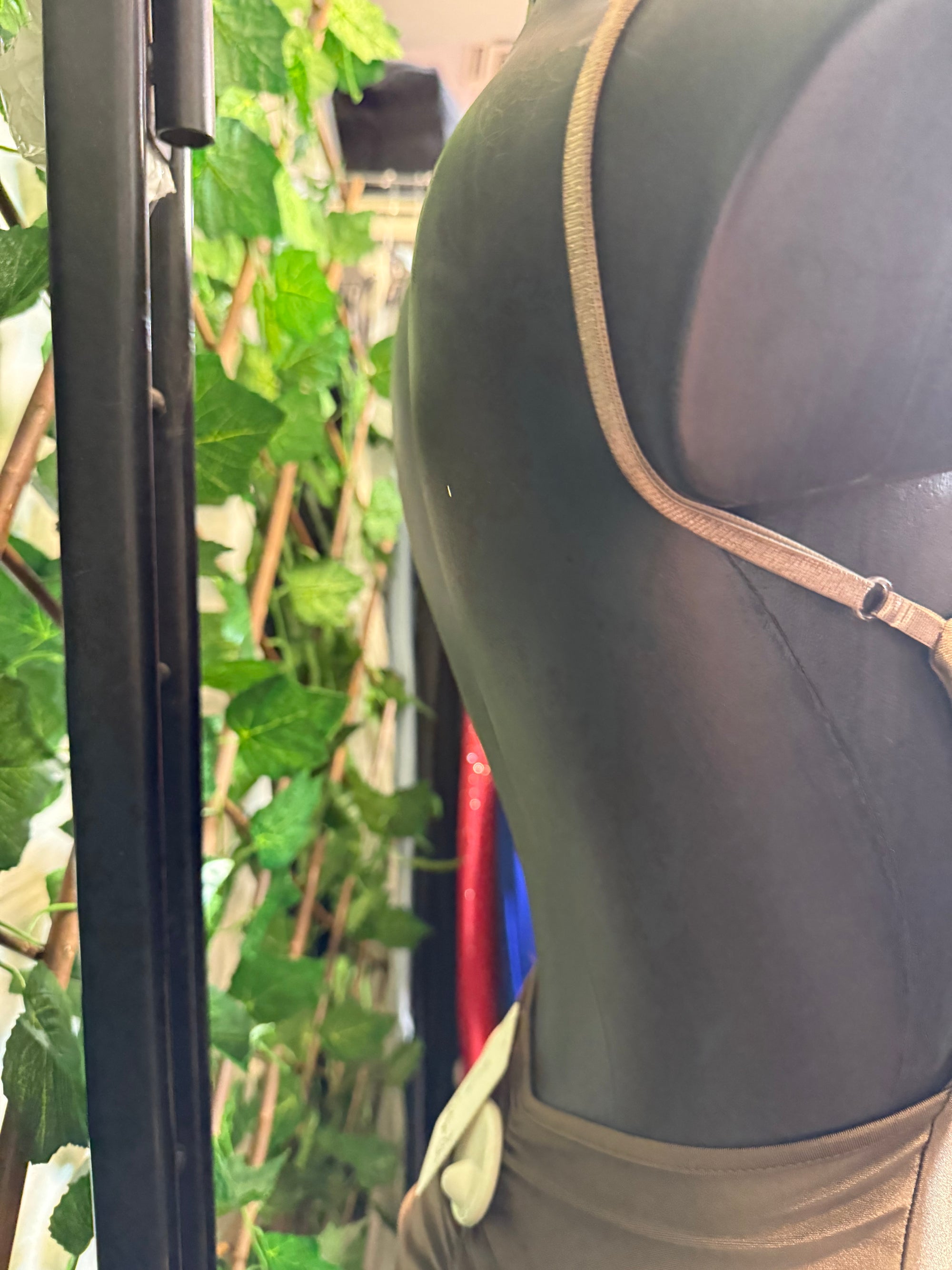 Vestito corto dietro scoperto con arricciatura