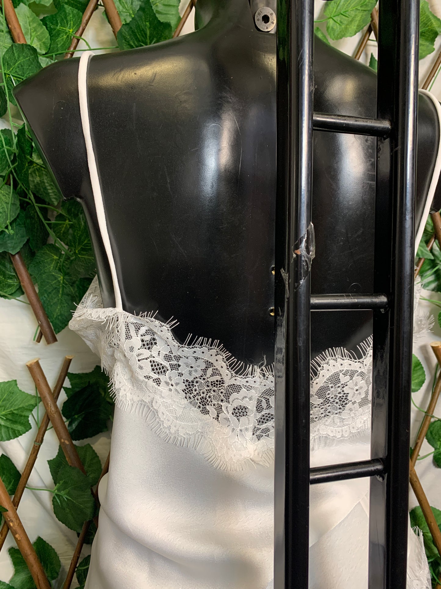 Asymmetrical tank top with lace