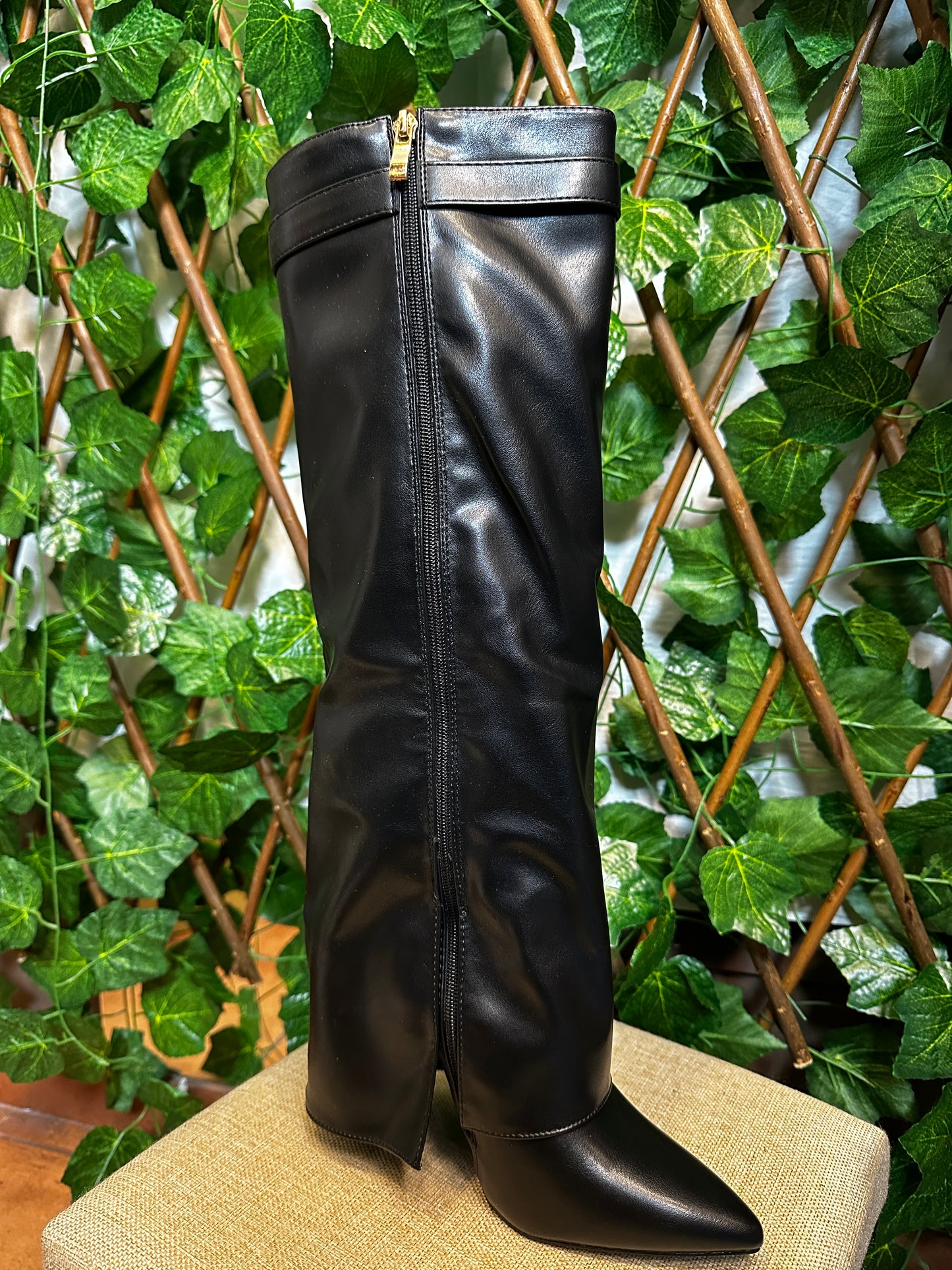 Stivale alto con lucchetto speciale (tacco 9.5cm)