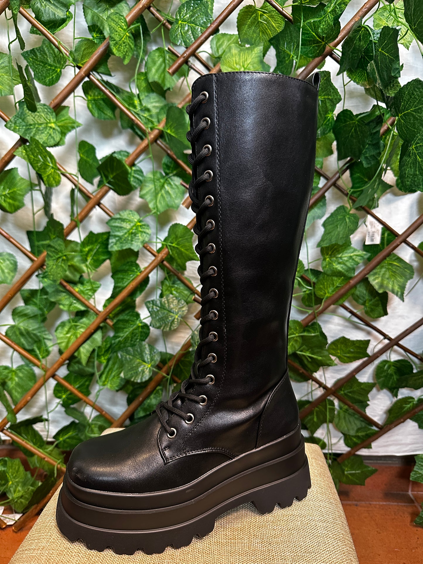 High boots with laces at the front