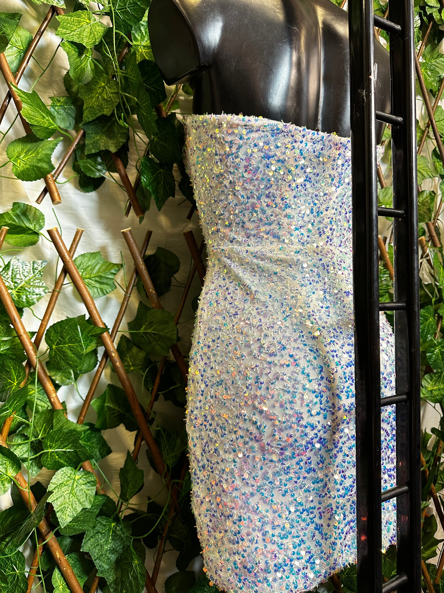 Modello paillettes: vestito corto con la scollatura speciale